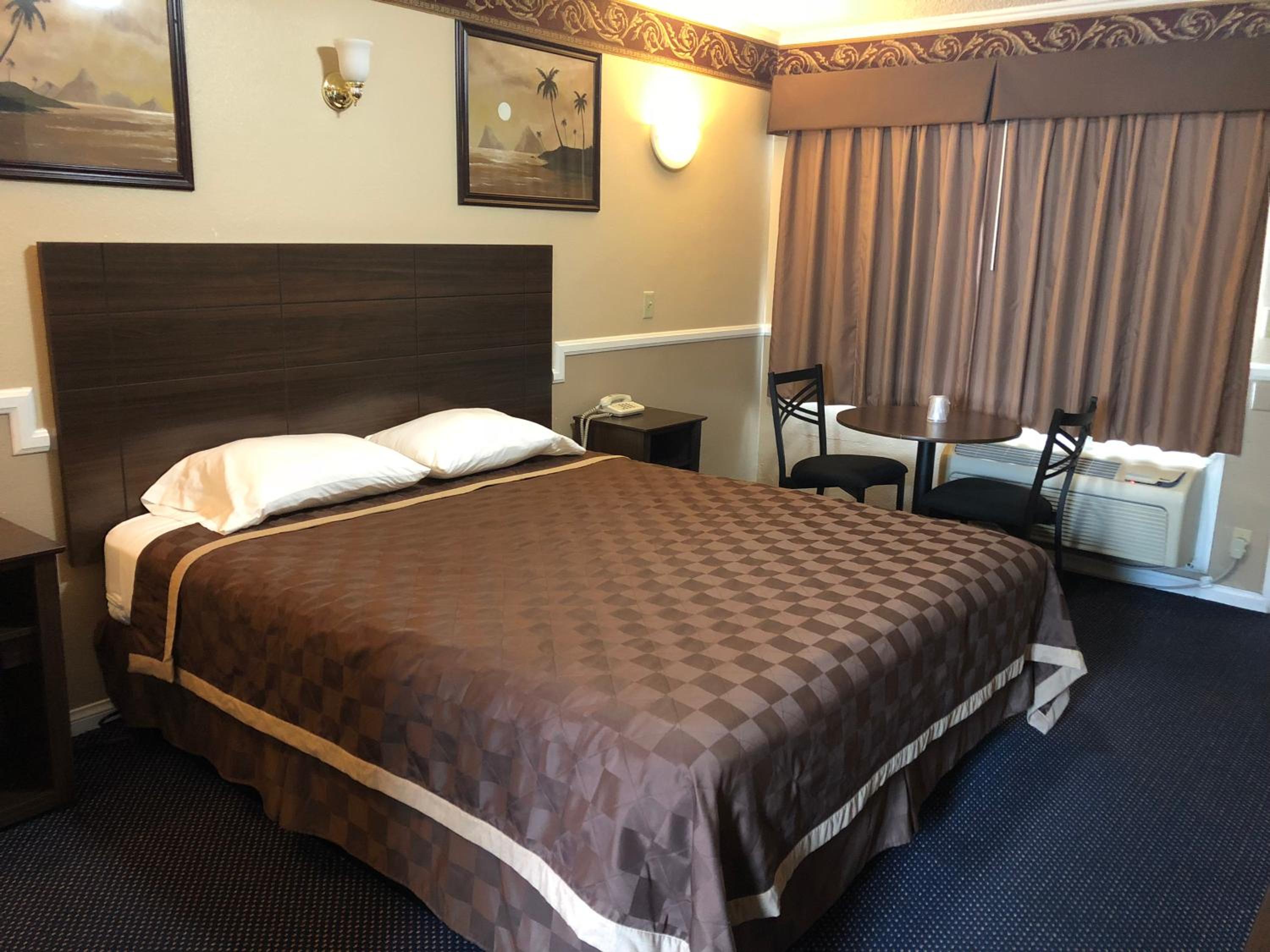 Standard King Room - Photo 10