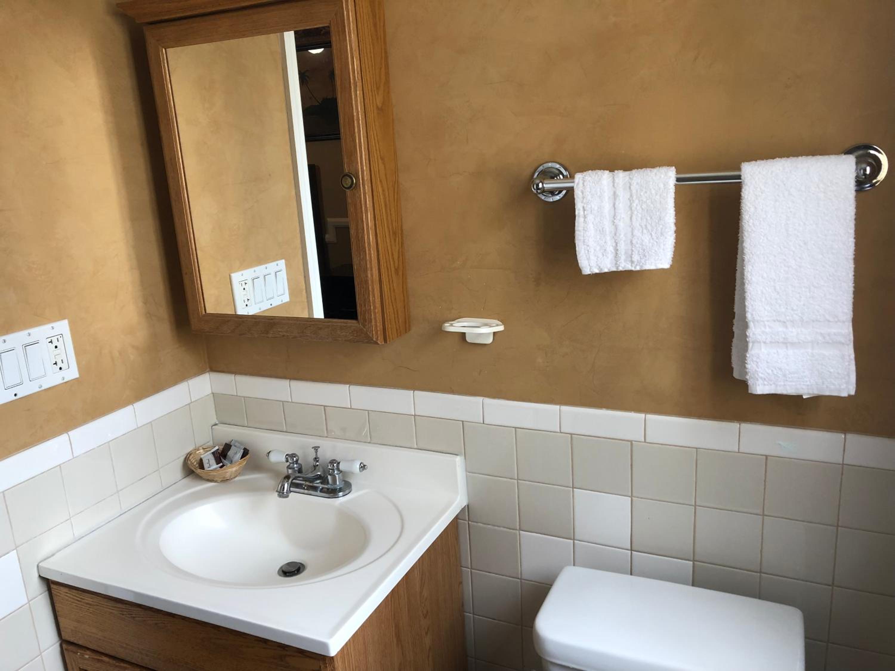 Standard King Room - Photo 4