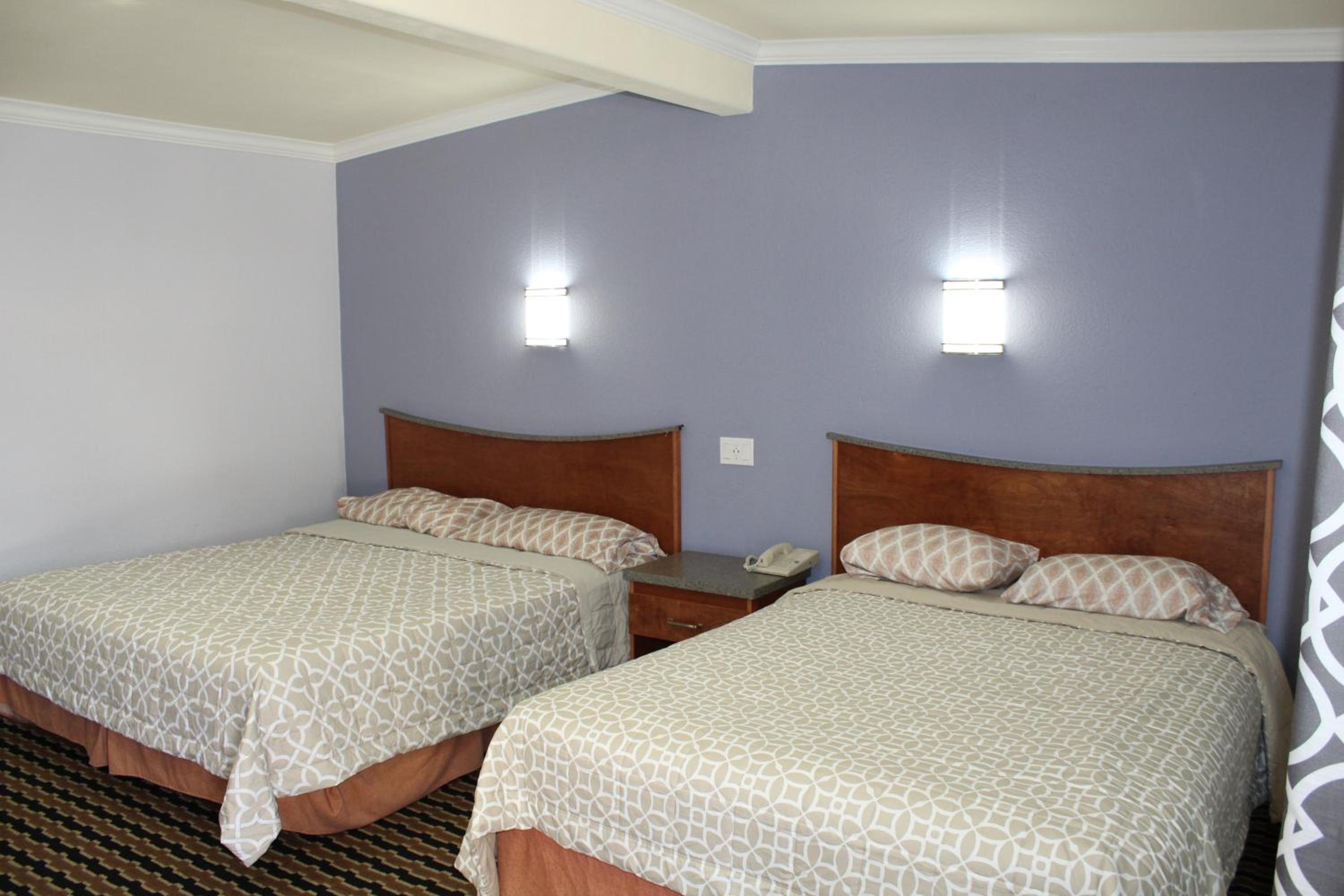Queen Room with Two Queen Beds - Non-Smoking photo 2