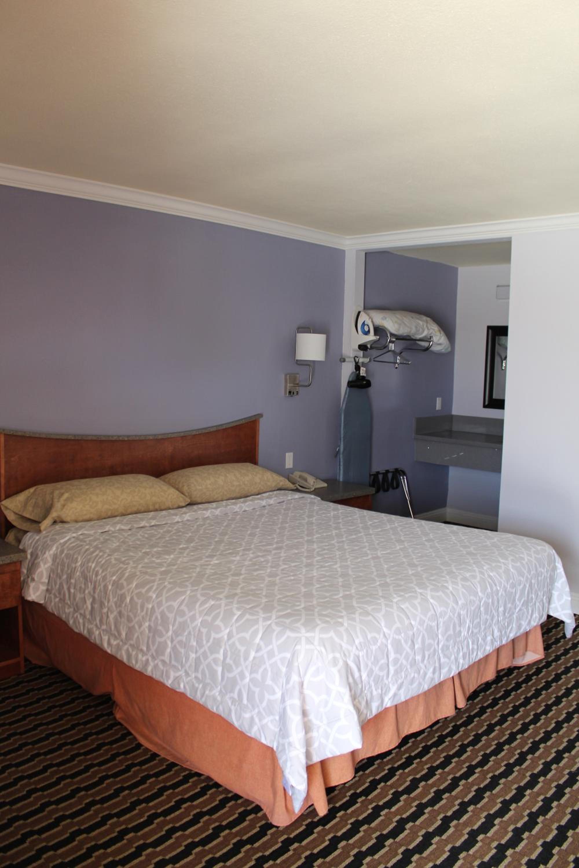 King Room - Non-Smoking photo 3