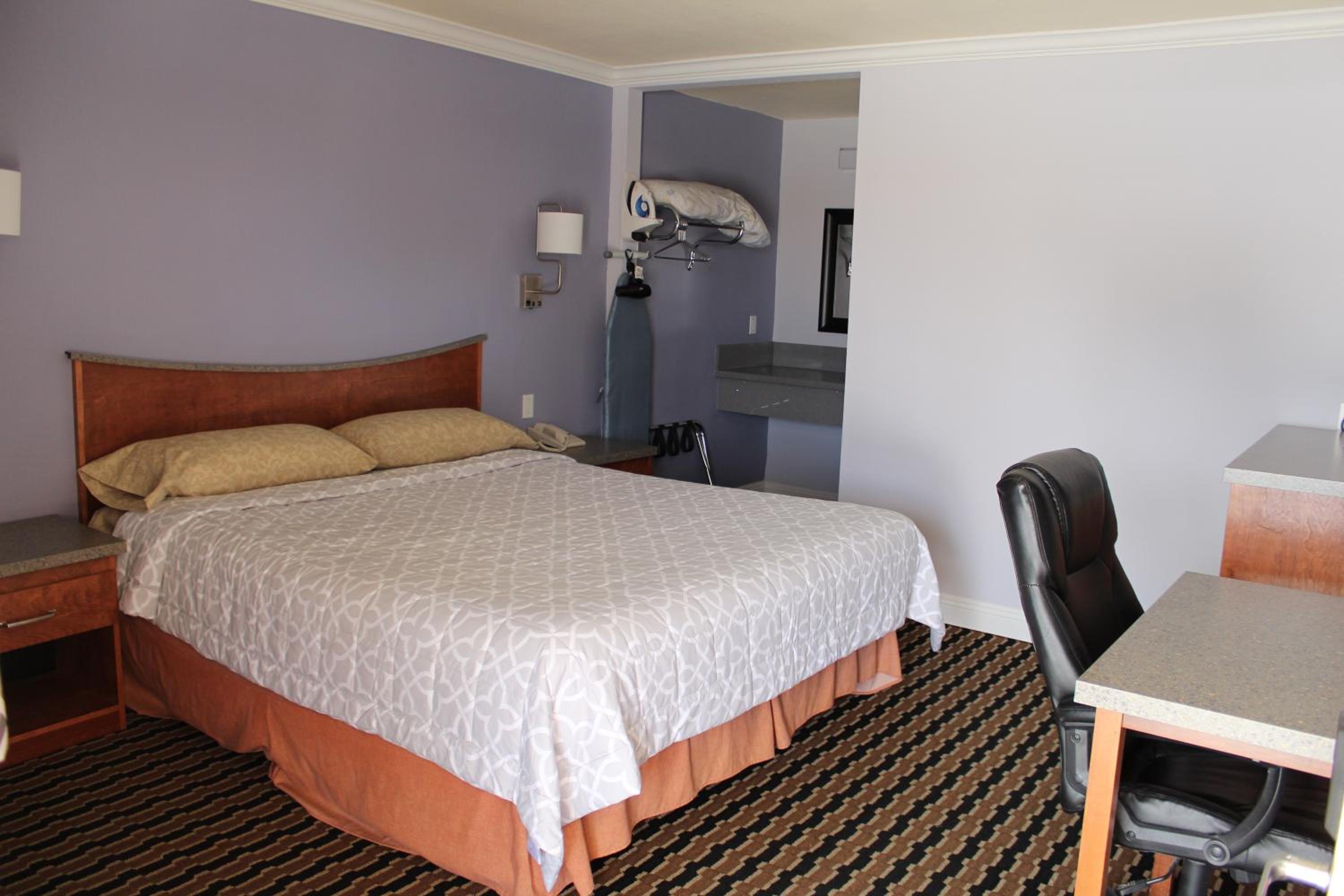 King Room - Non-Smoking photo 2