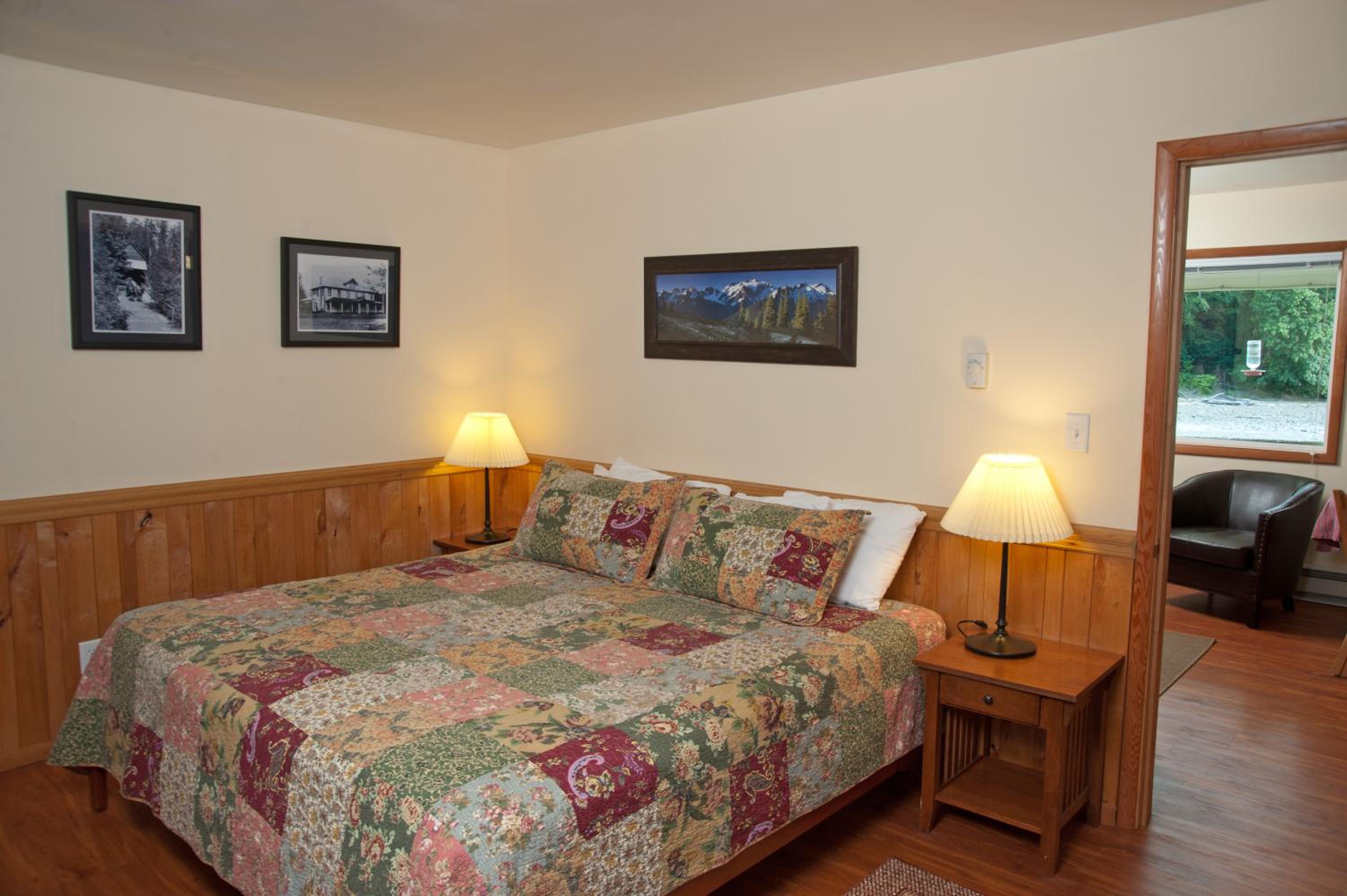 Deluxe King Suite photo 2