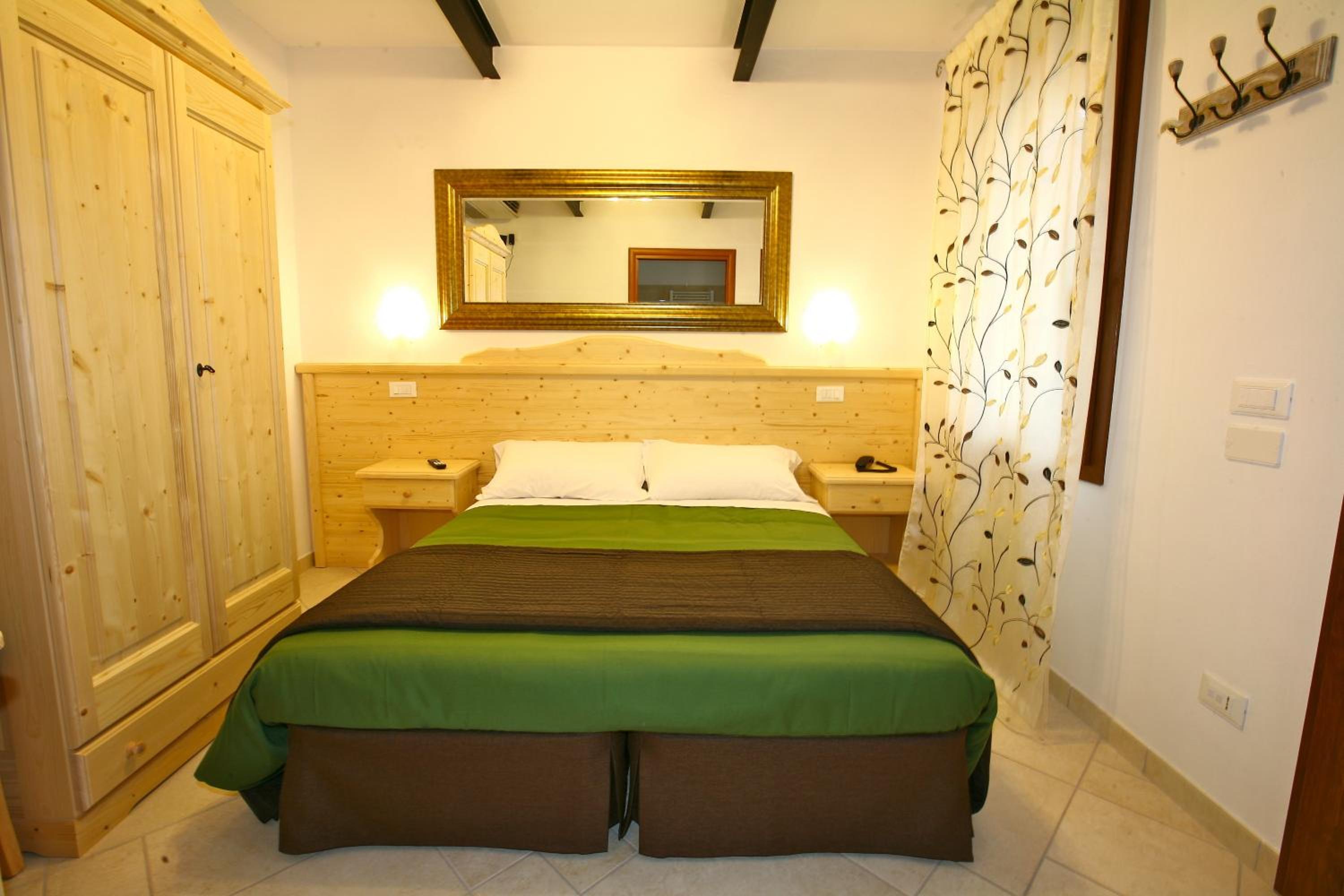 Double or Twin Room - Photo 5