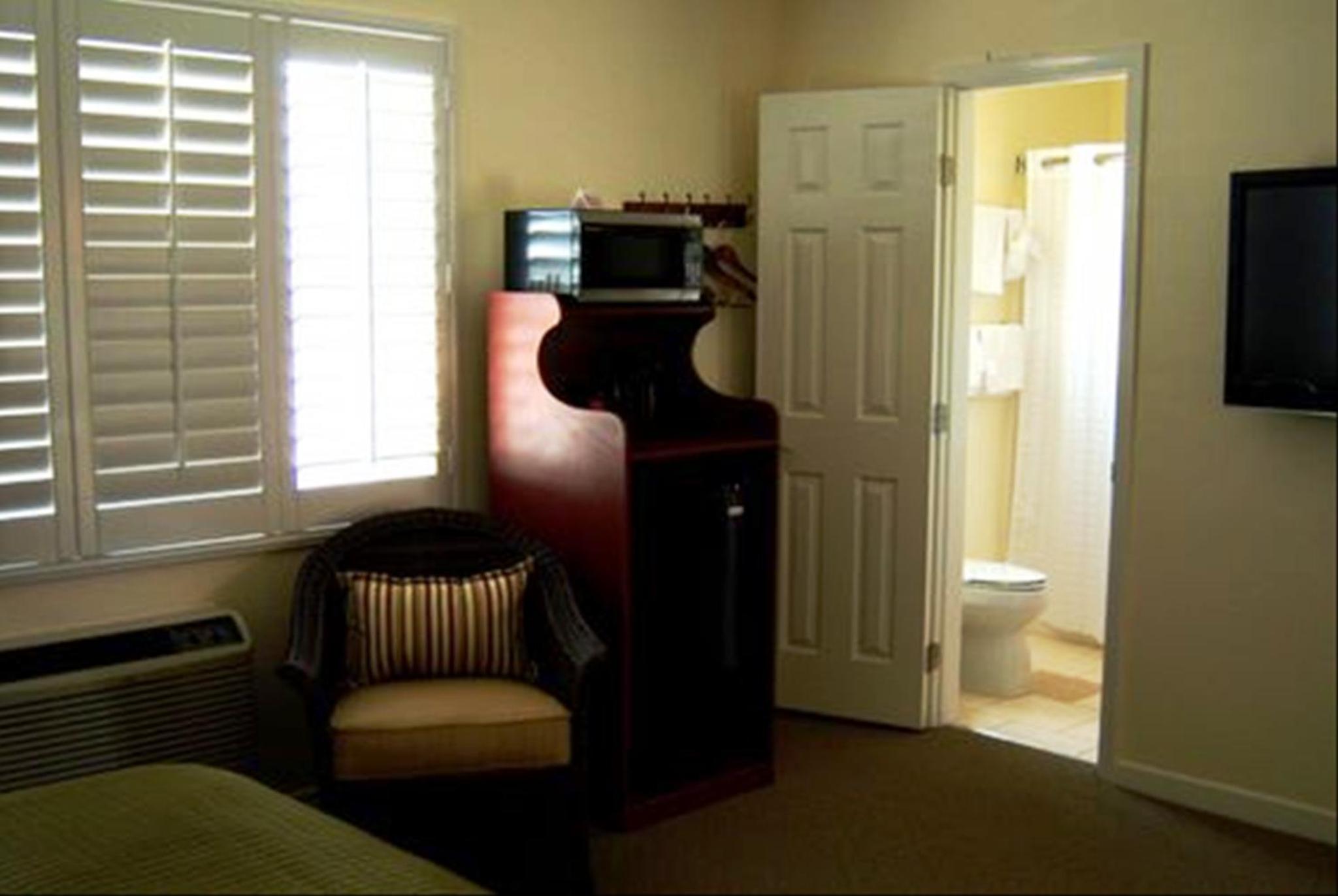 Standard Queen Room - Photo 5