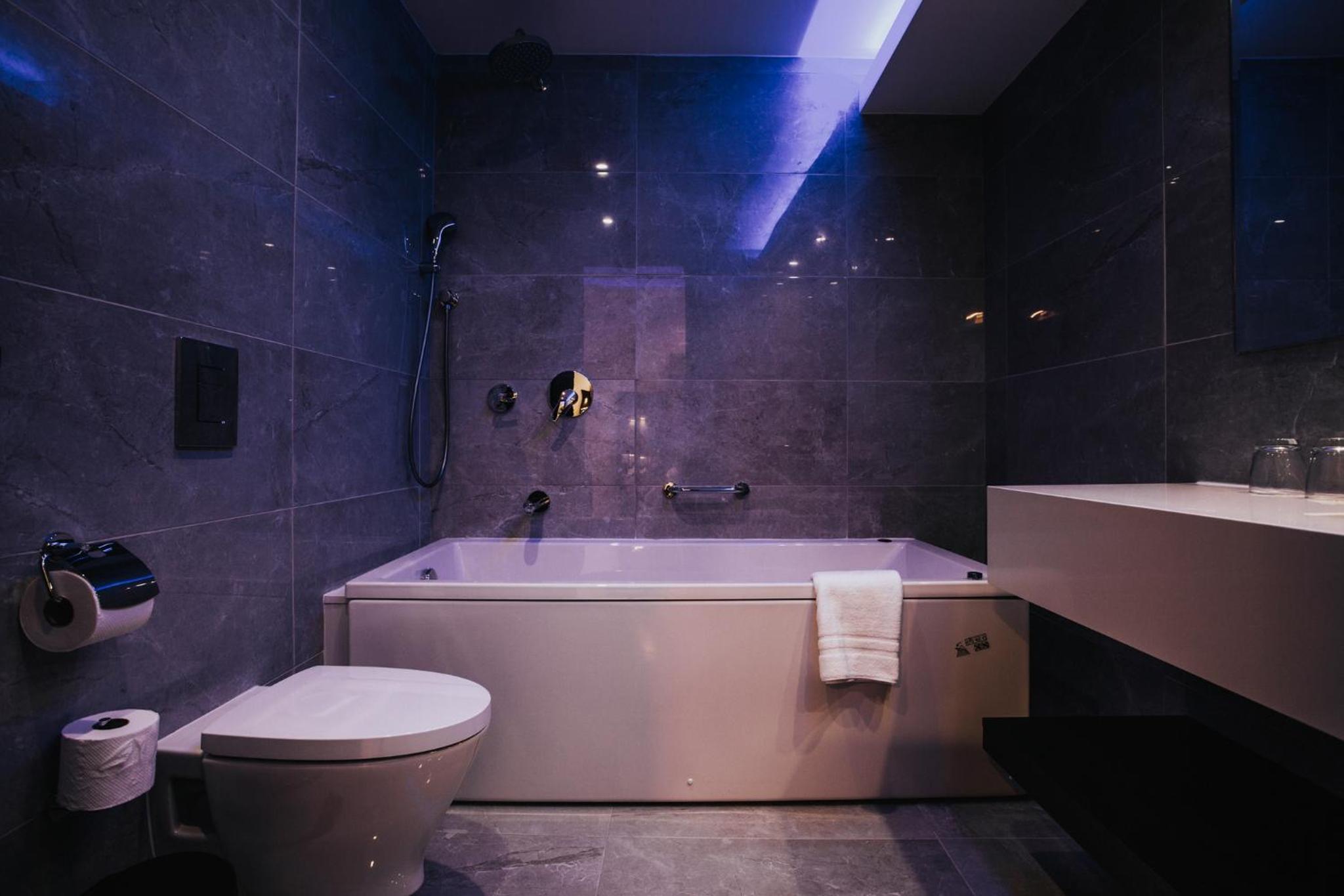 Suite with Spa Bath - Photo 9