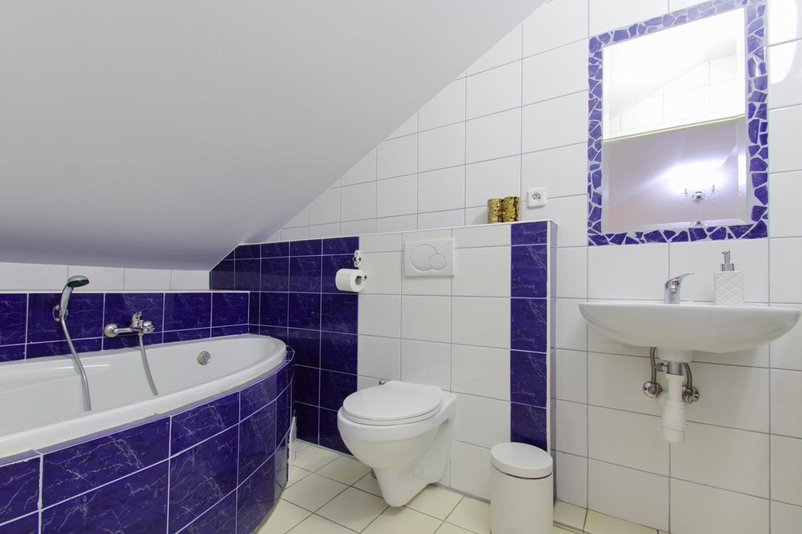 Deluxe Double Room (2 Adults + 1 Child) photo 2