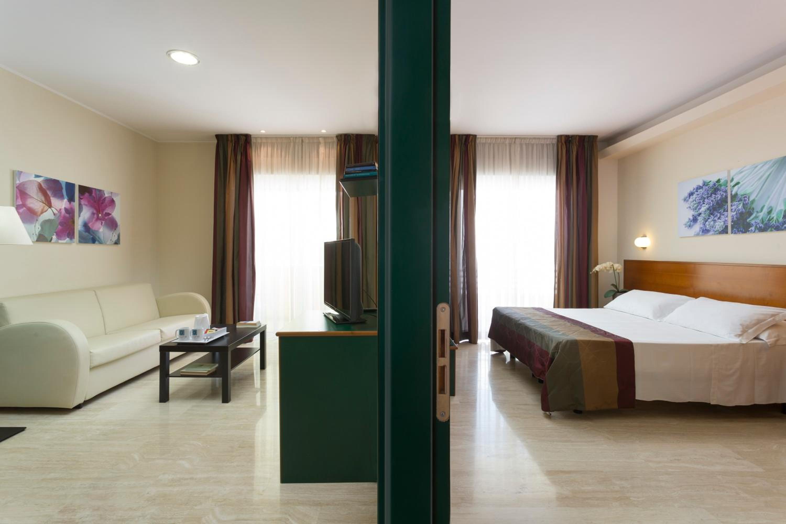 Suite with Balcony - Photo 14
