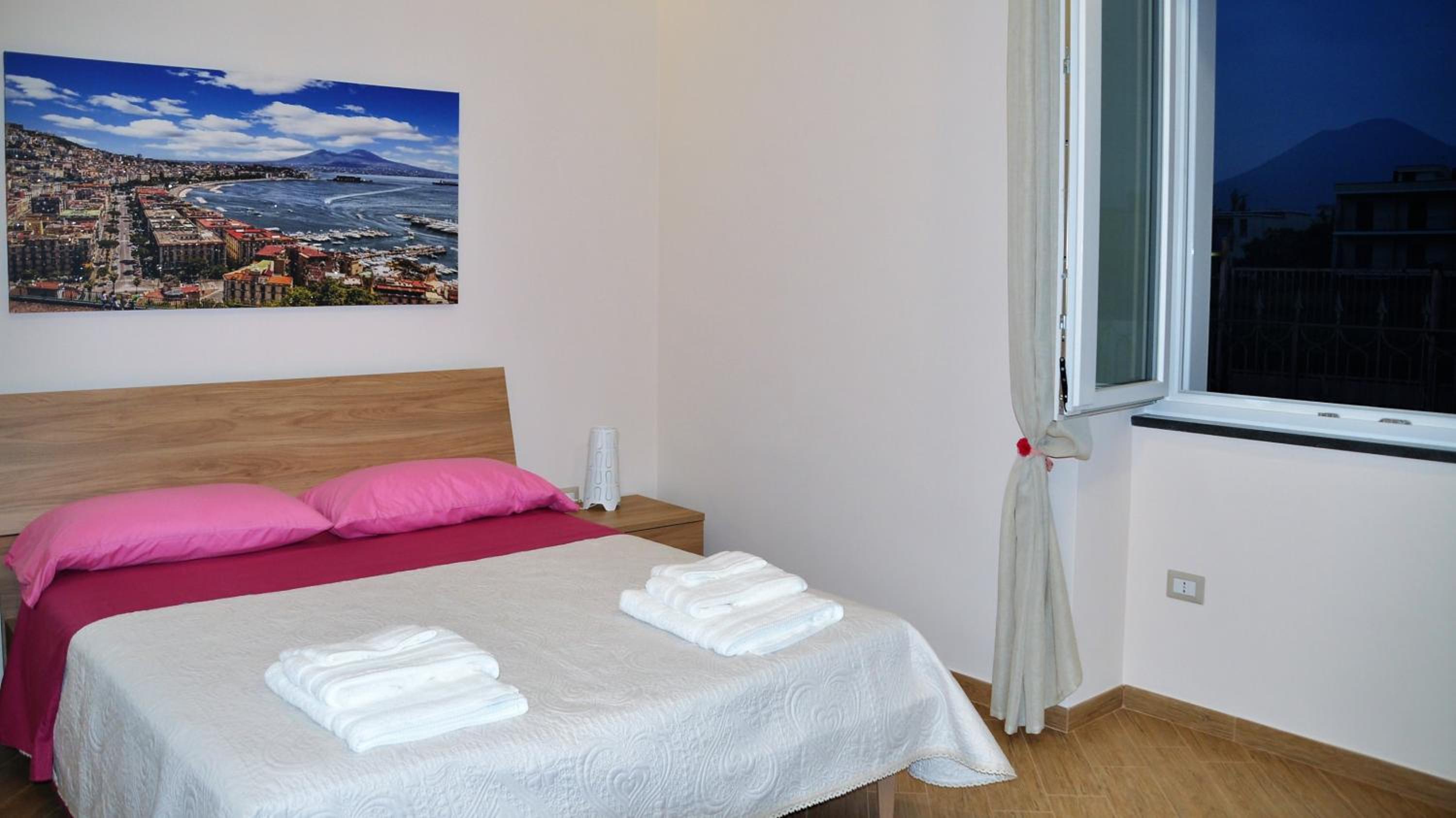 Large Double Room - Photo 1
