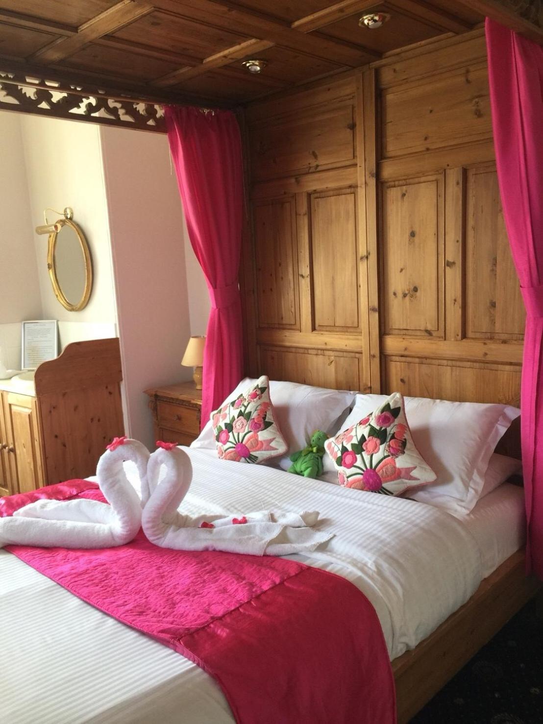 Large Double Room with Four Poster Bed - Room 4 photo 1