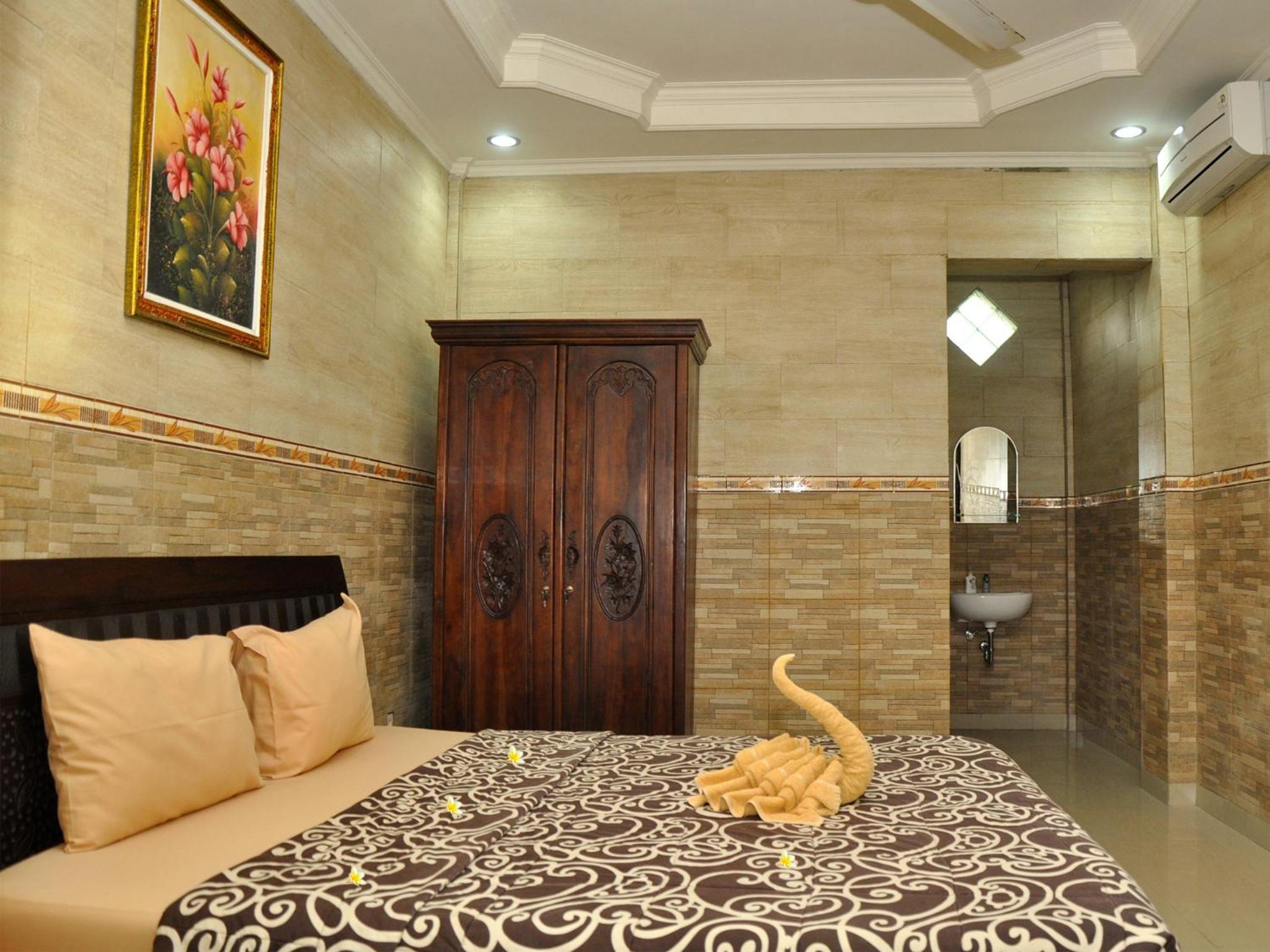 Double Room with Balcony - Photo 10