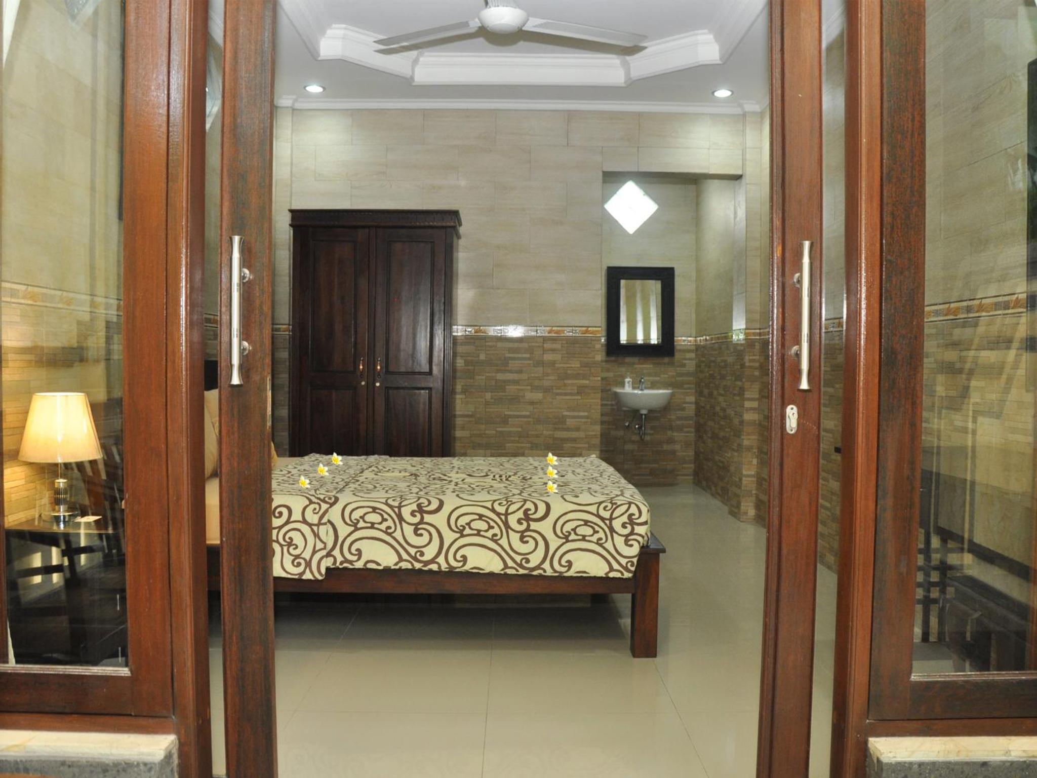 Double Room with Balcony - Photo 11