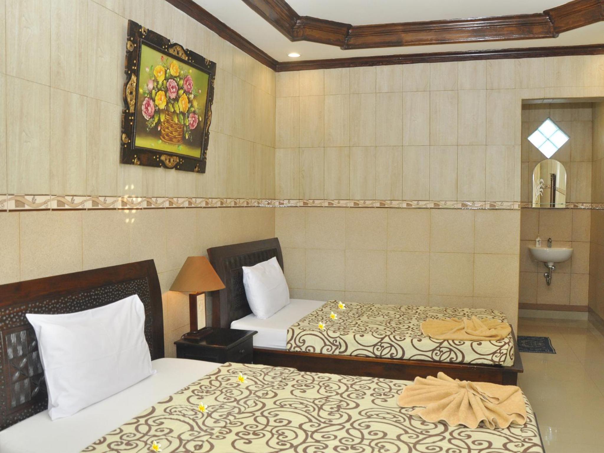 Twin Room with Bath - Photo 6