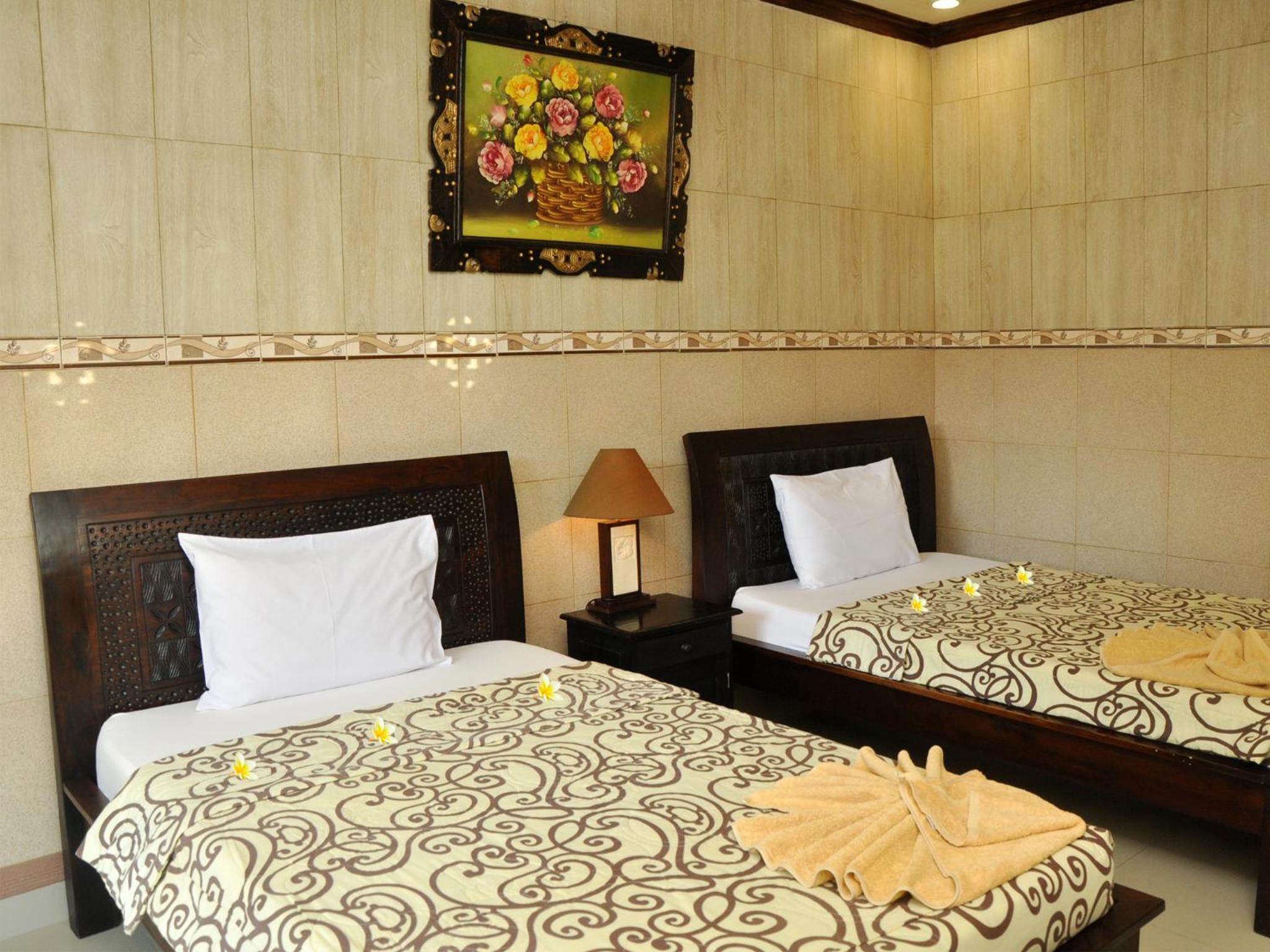 Twin Room with Bath - Photo 5