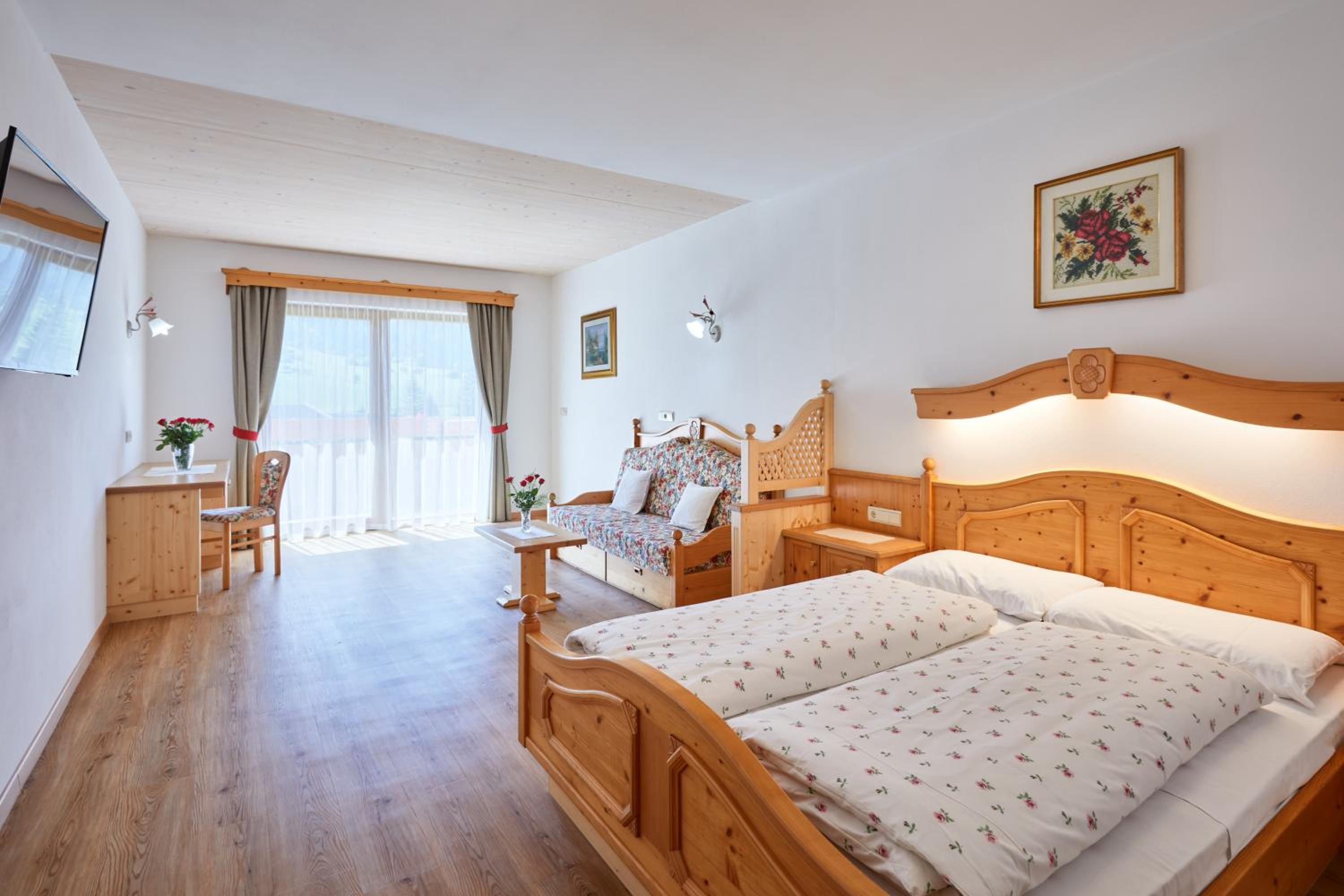 Double Room (2 Adults + 1 Child) with Balcony - Photo 1