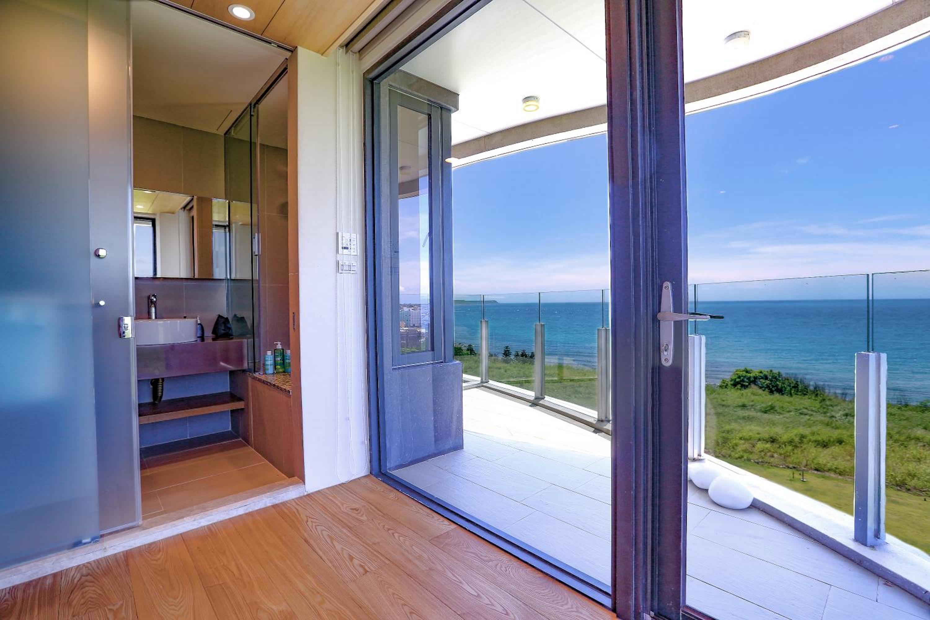 Deluxe Double Room with Balcony and Sea View photo 2