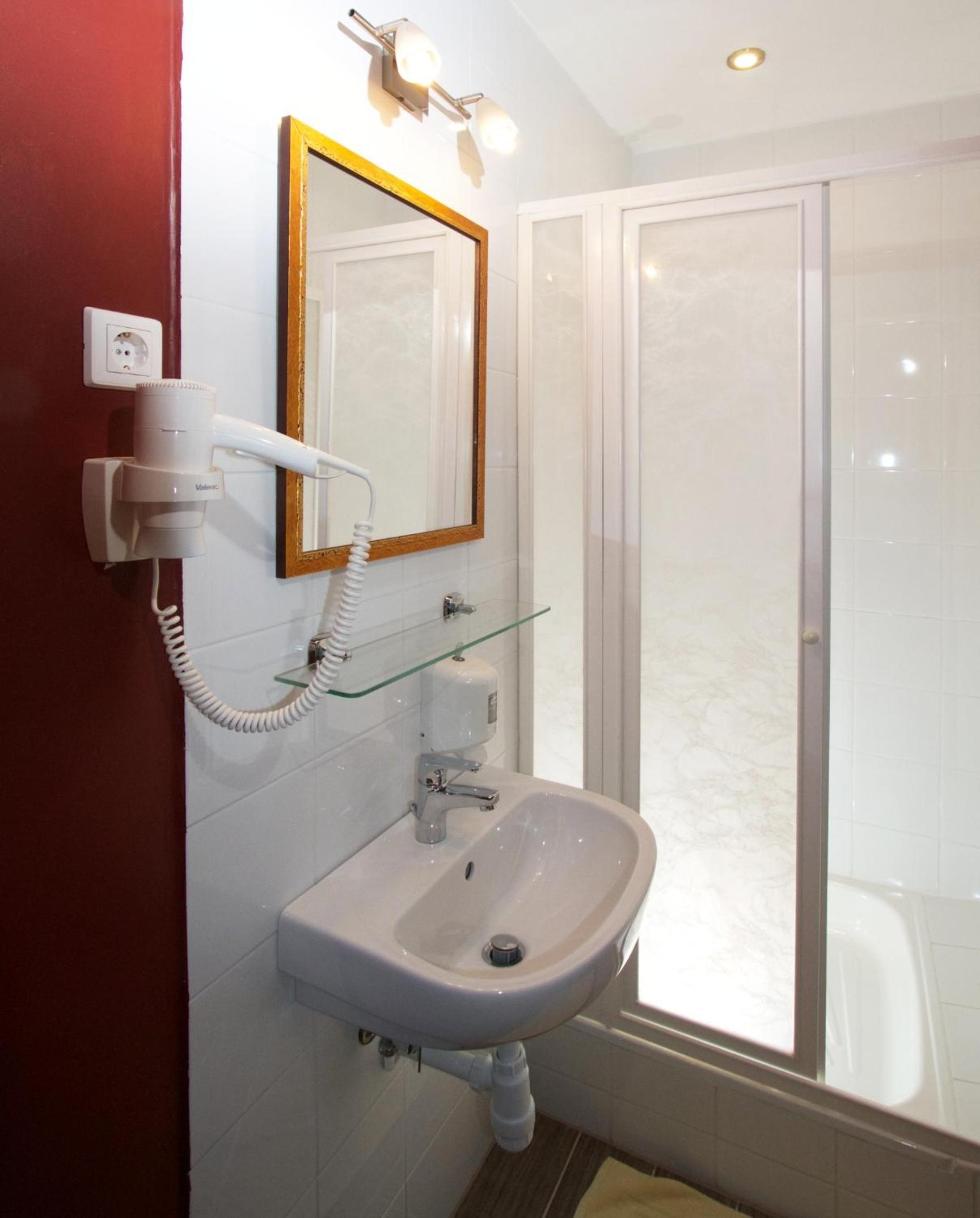 Double Room - Photo 18