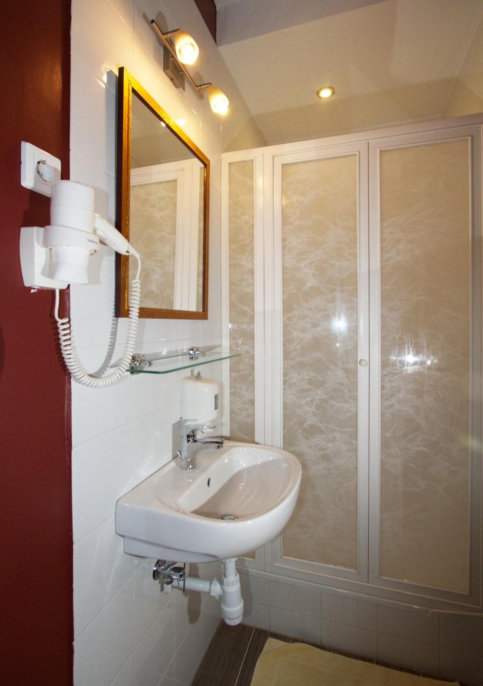 Triple Room - Photo 9