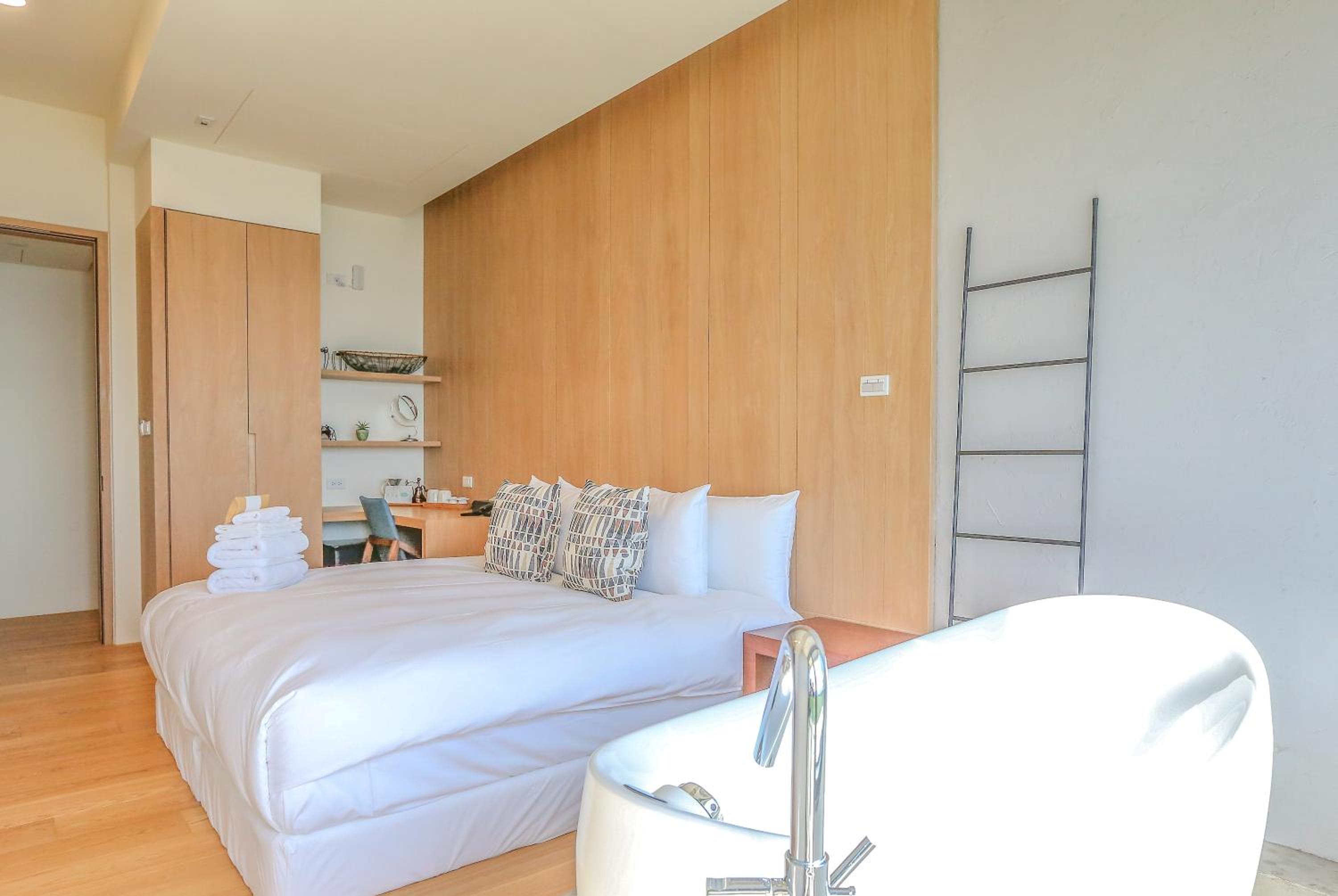 Deluxe Double Room with Balcony and Sea View photo 3