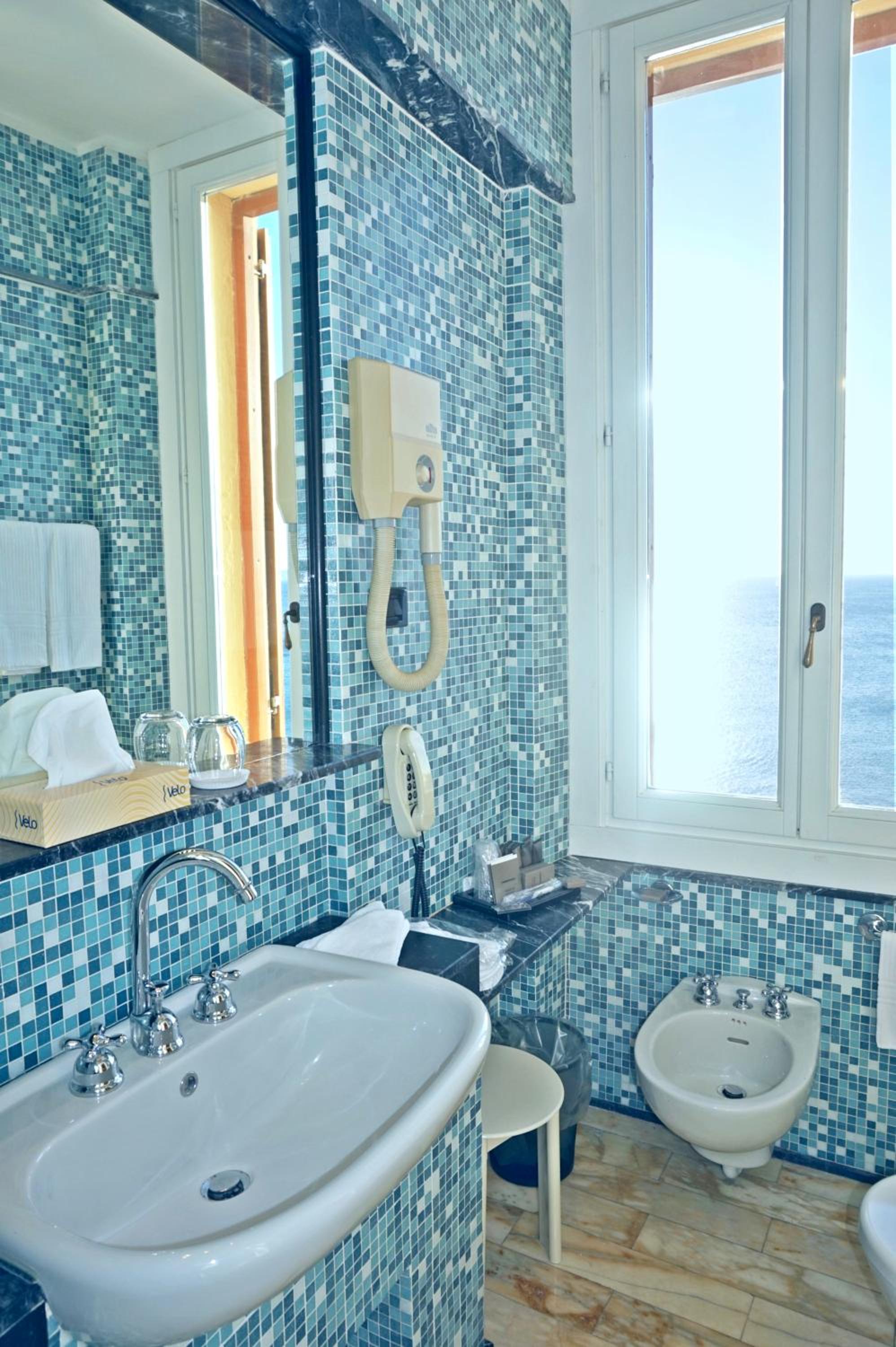 Suite with Sea View and Balcony - Photo 4