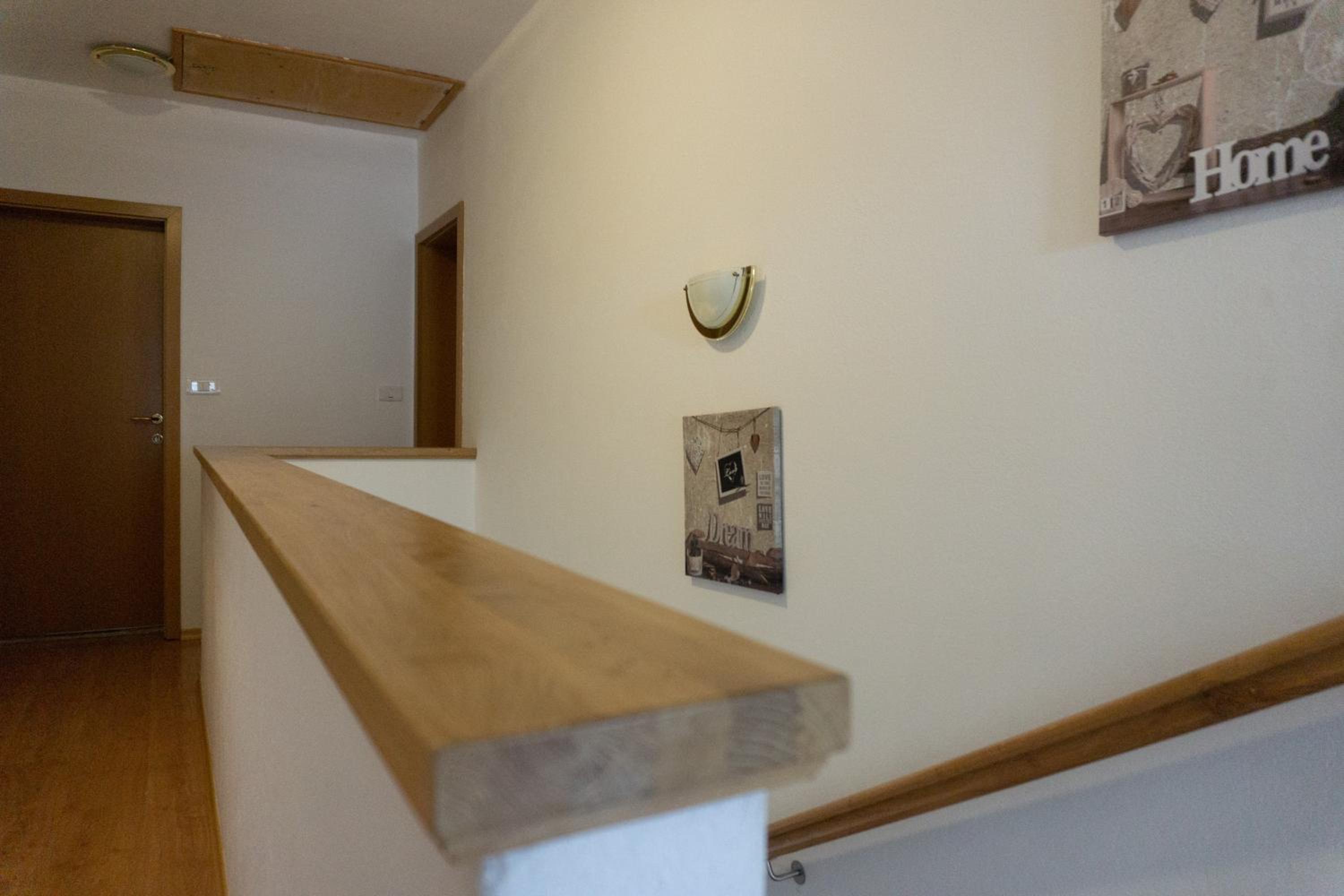 Three-Bedroom Apartment with Balcony and Mountain View   photo 3