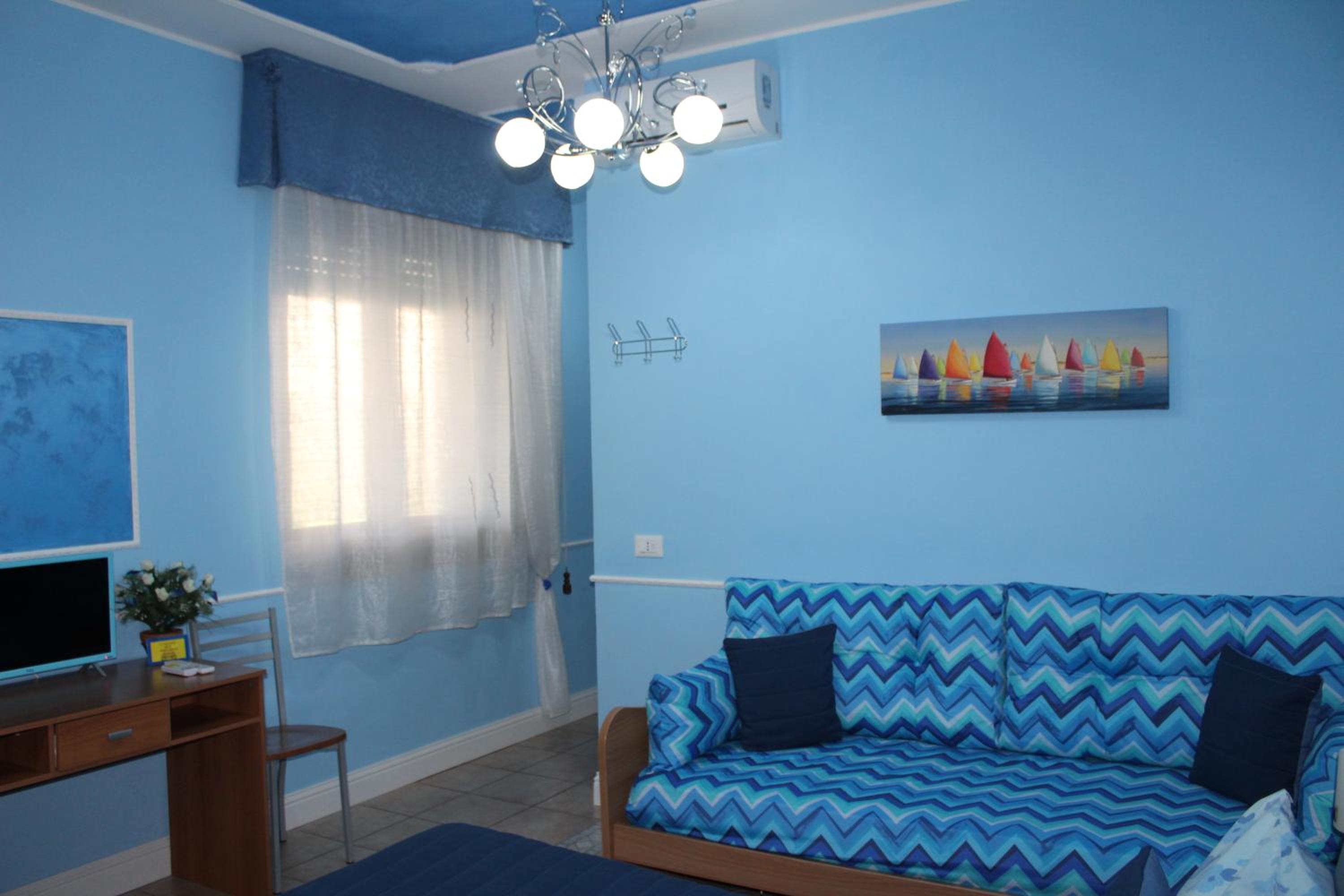 Superior Family Room - Photo 7