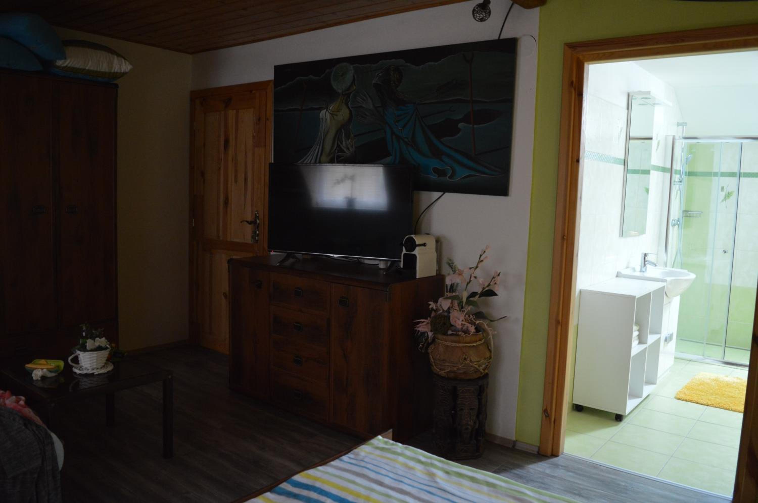 Quadruple Room with Private Bathroom photo 3