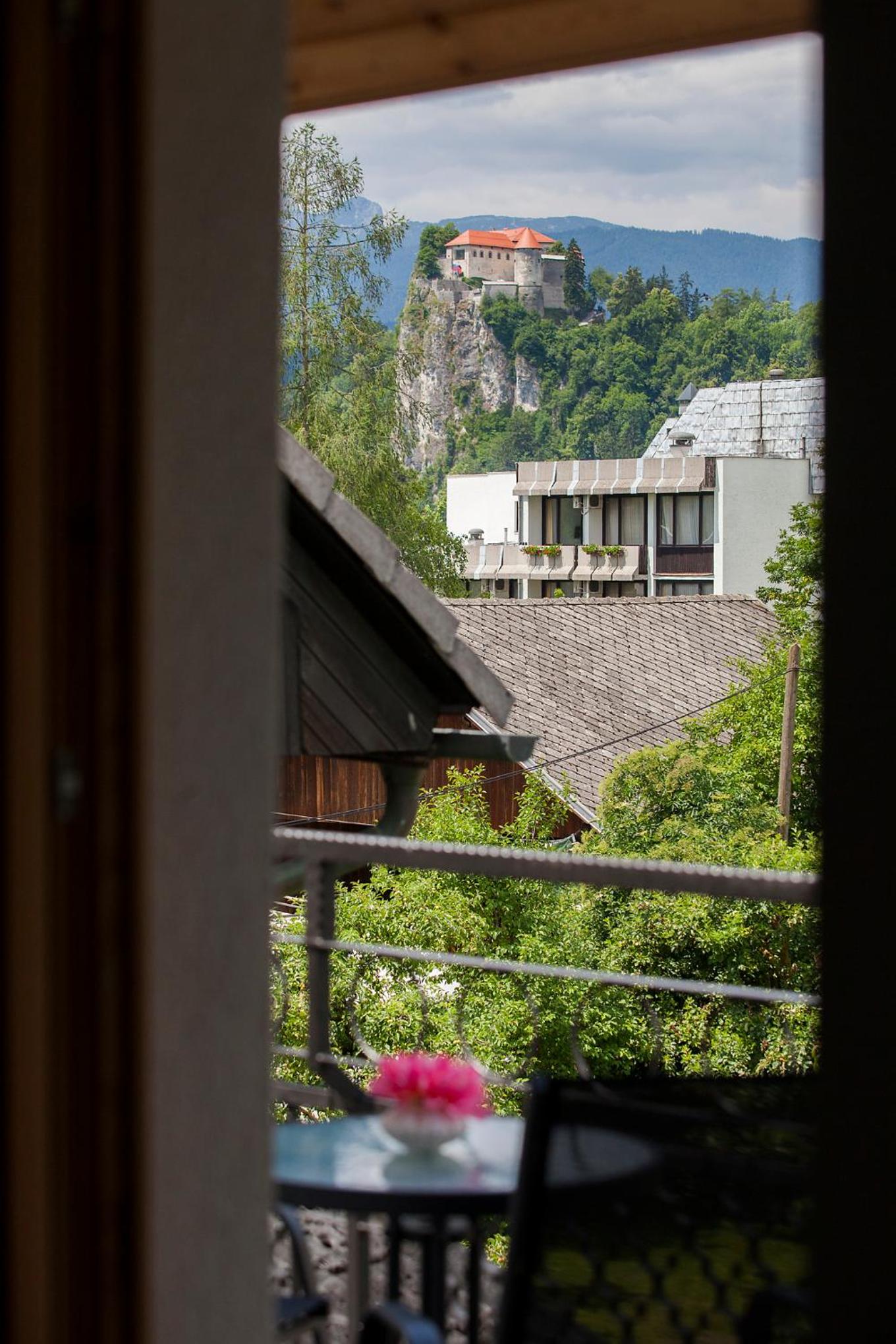 Apartment with Balcony photo 3
