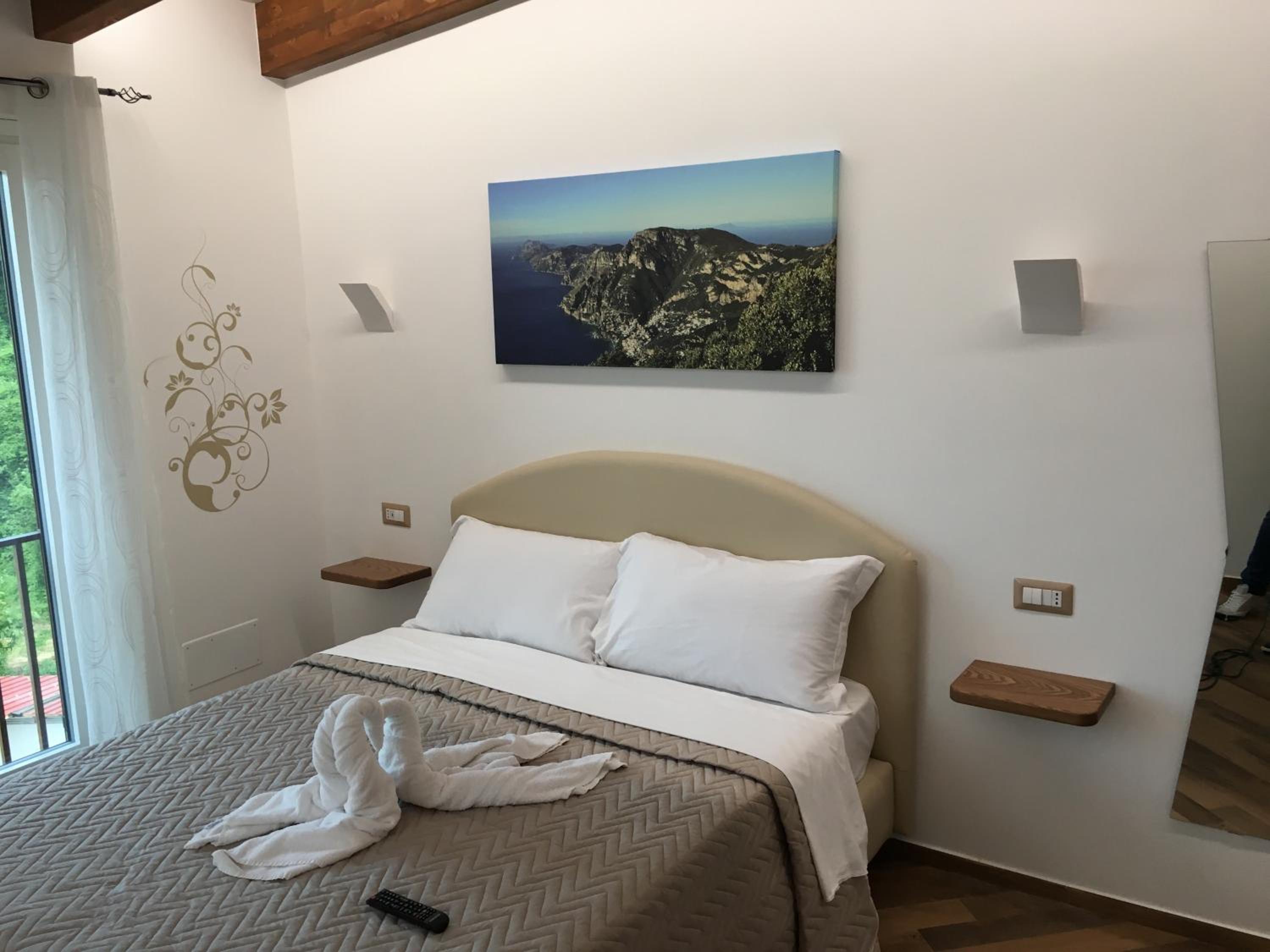 Deluxe Room (2 Adults + 1 Child) - Photo 1
