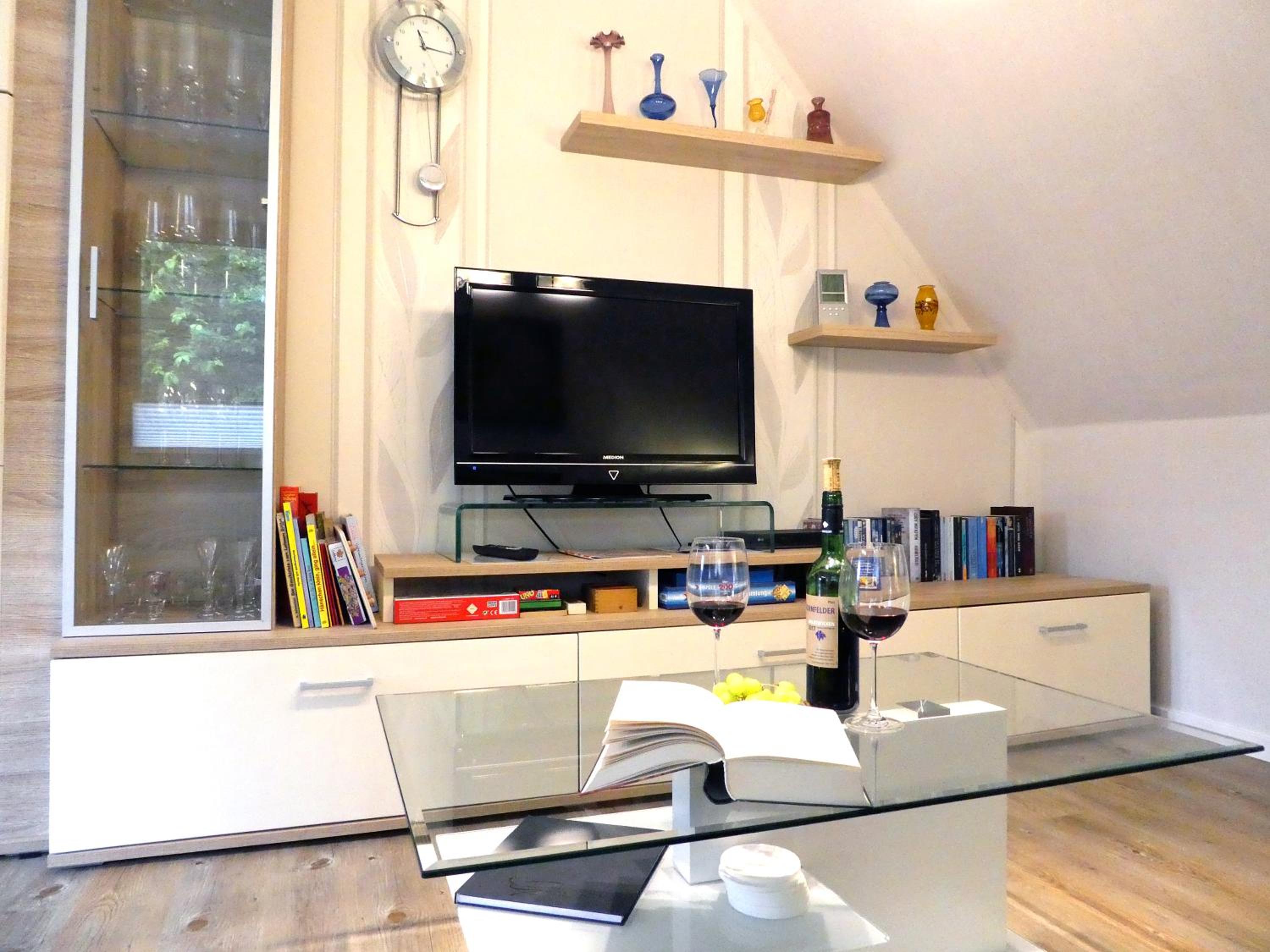 Apartment with Balcony - Photo 3