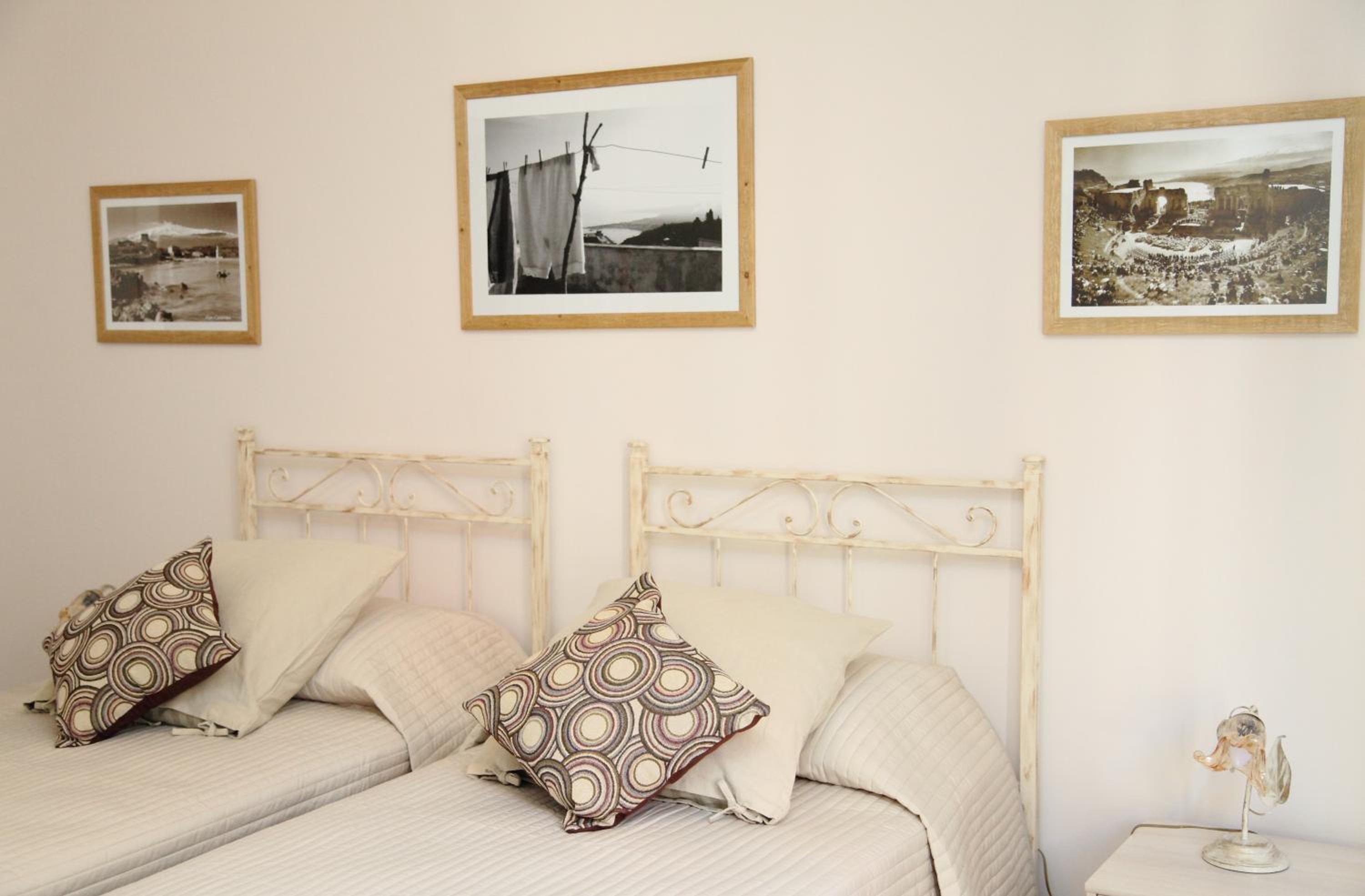 Double or Twin Room with Private Bathroom - Photo 4