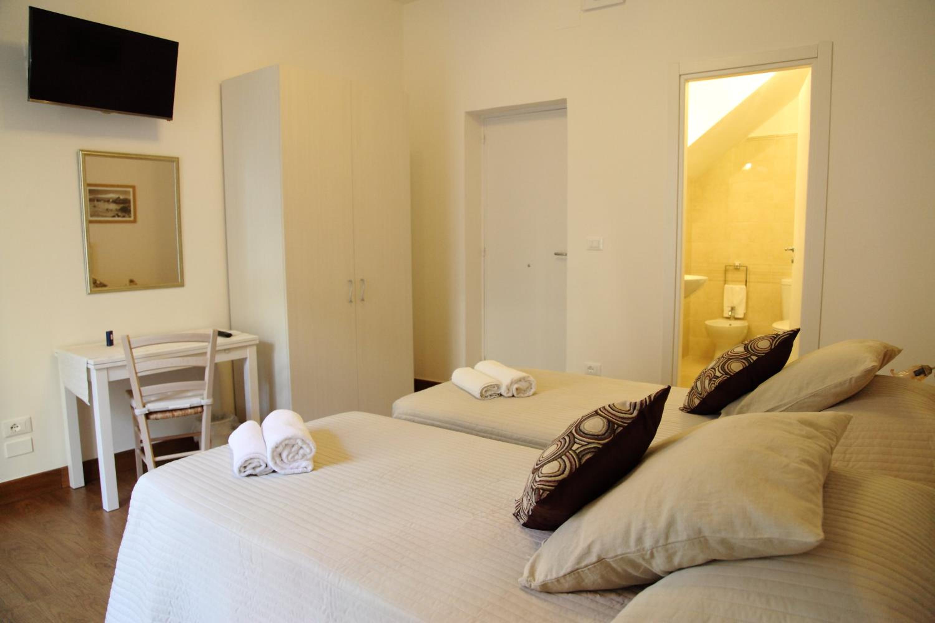 Double or Twin Room with Private Bathroom - Photo 5