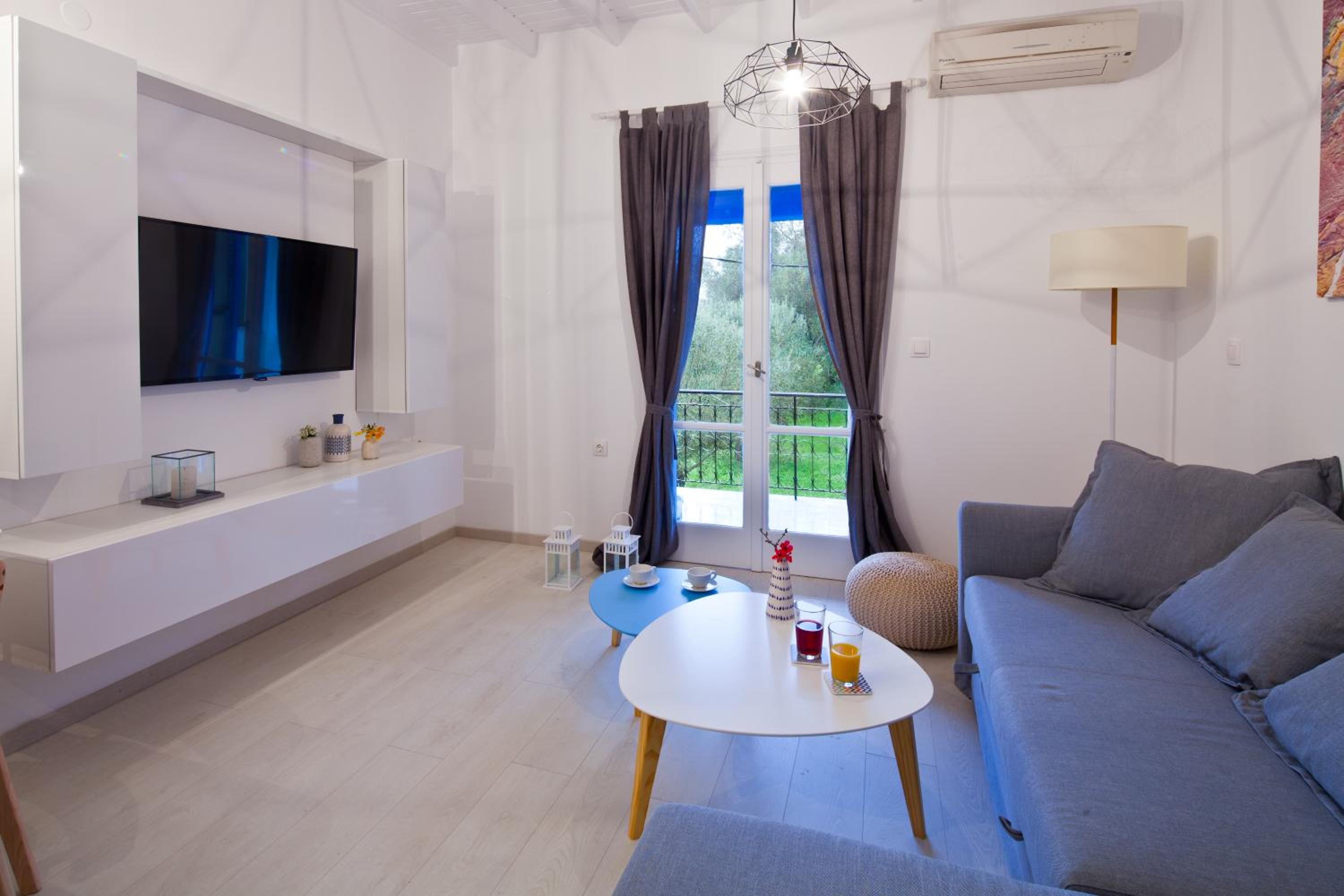 Deluxe Apartment with Balcony and Sea View photo 3