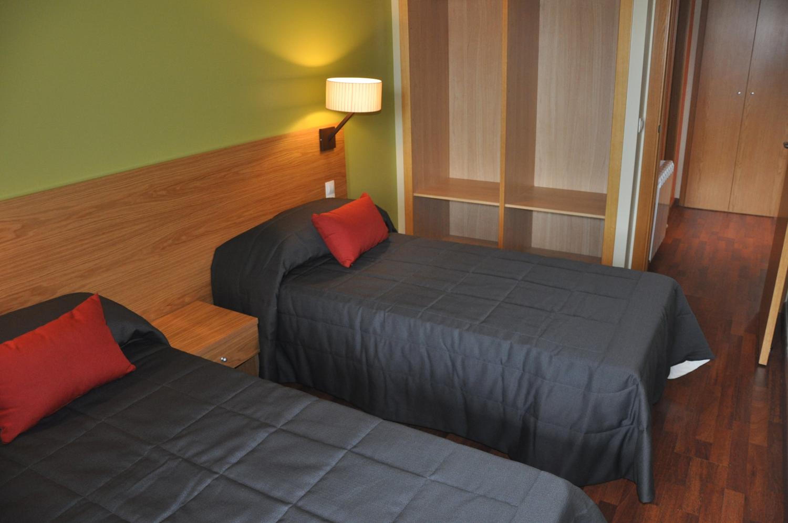 Two-Bedroom Apartment with Garden Access (6 Adults) photo 2