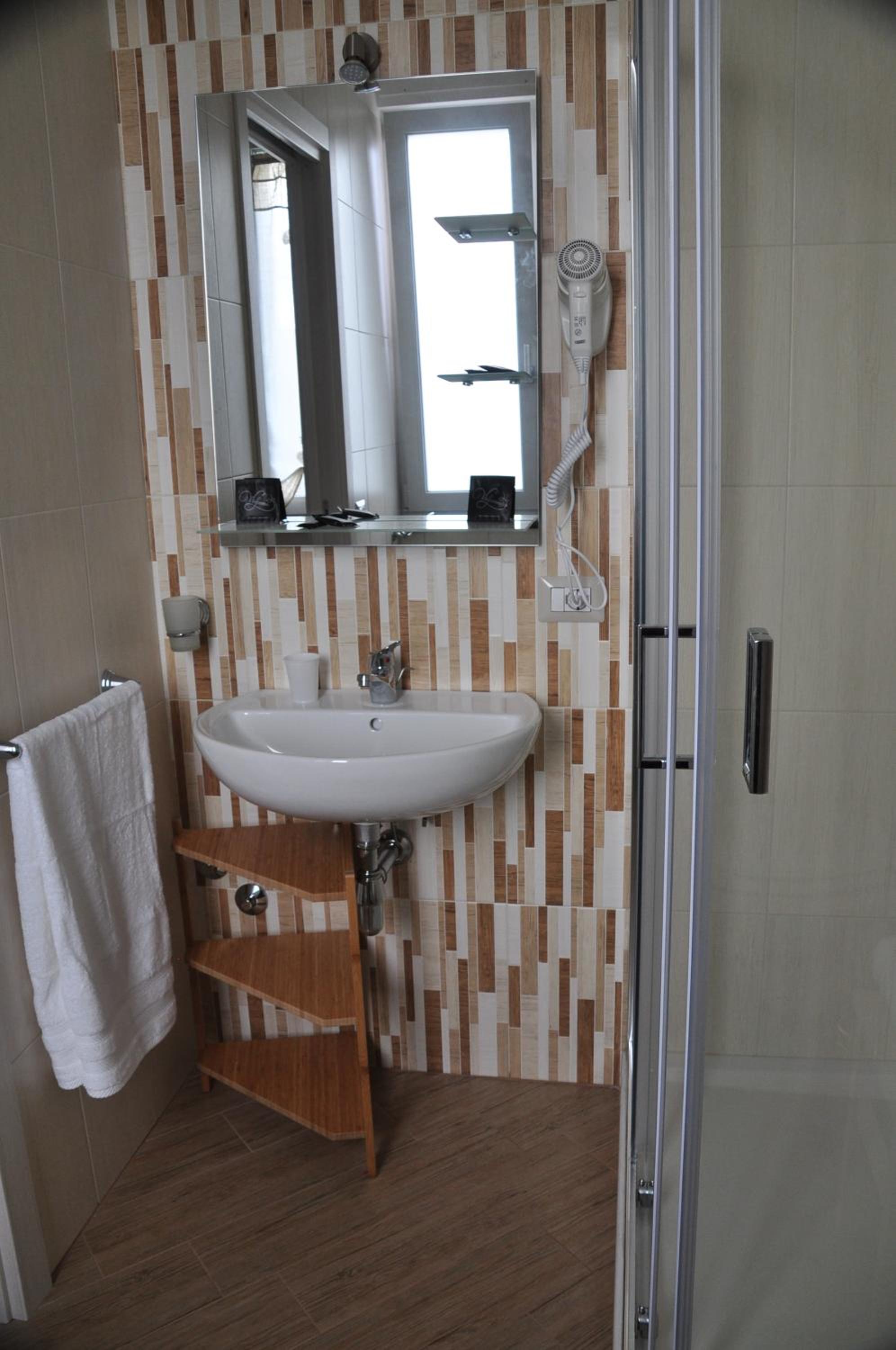 Large Double Room - Photo 17