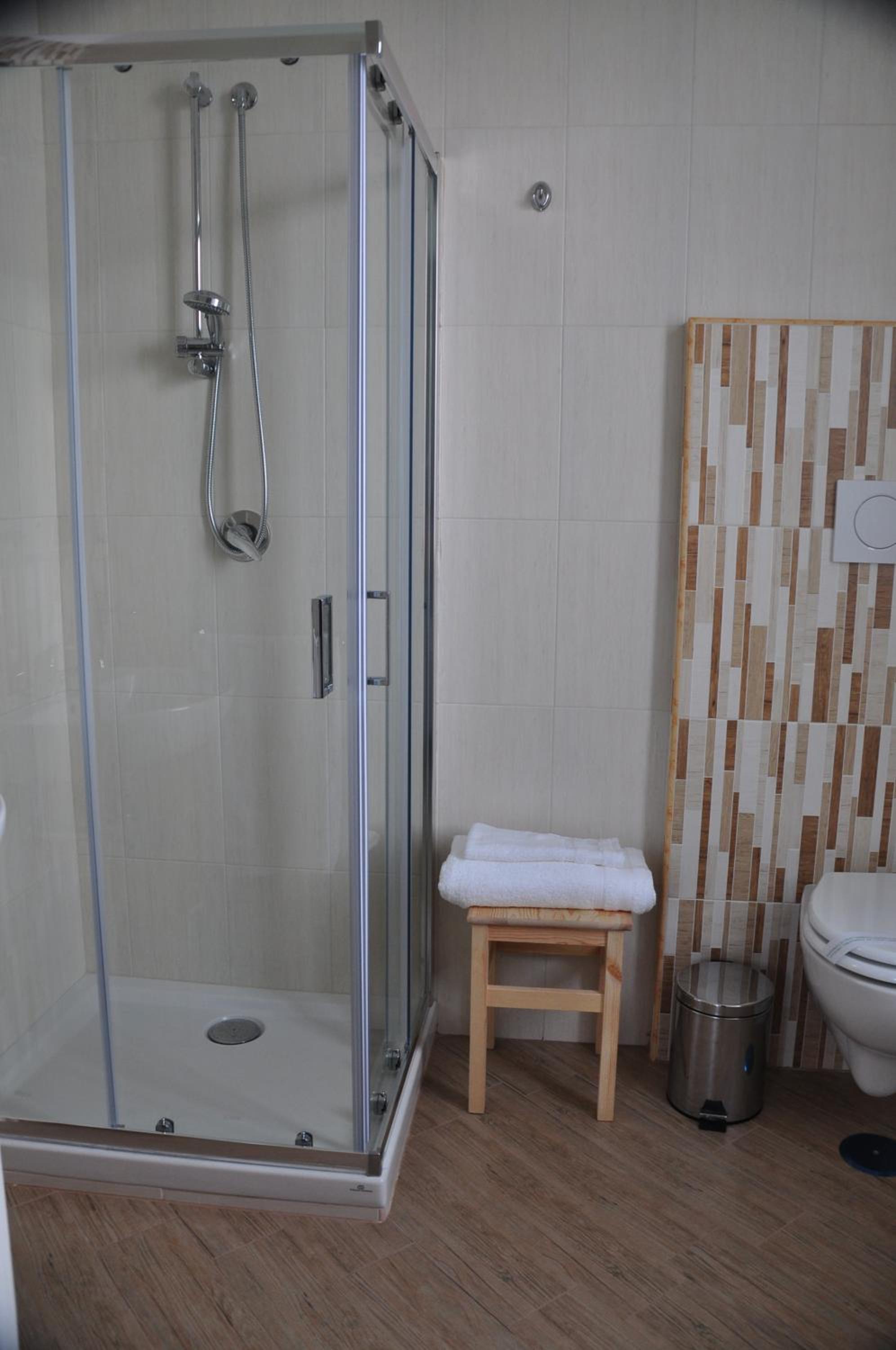 Large Double Room - Photo 3
