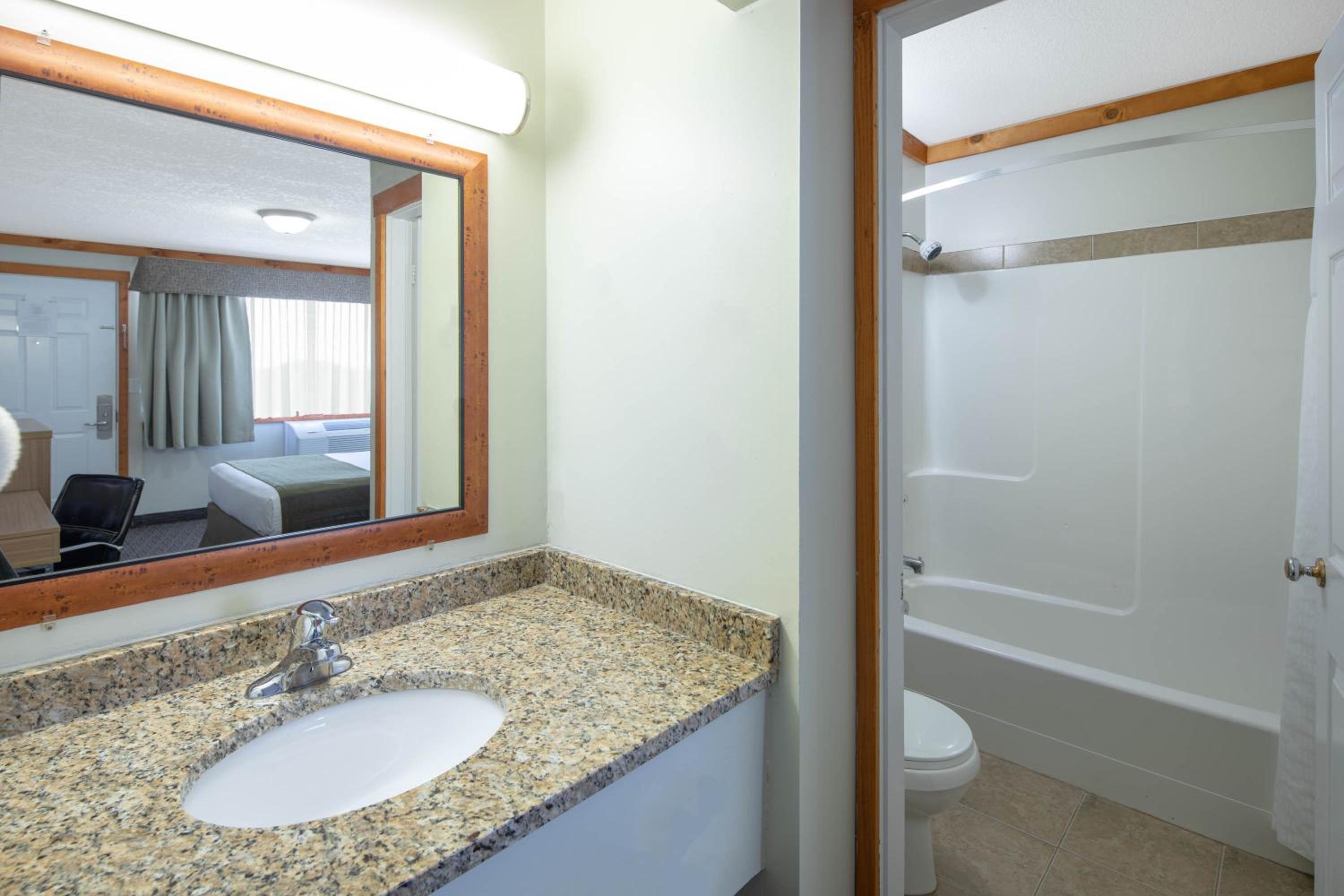 Room with One King Bed and One Queen Bed or One Sofa Bed (Ground Floor) - Non-Smoking - Photo 2