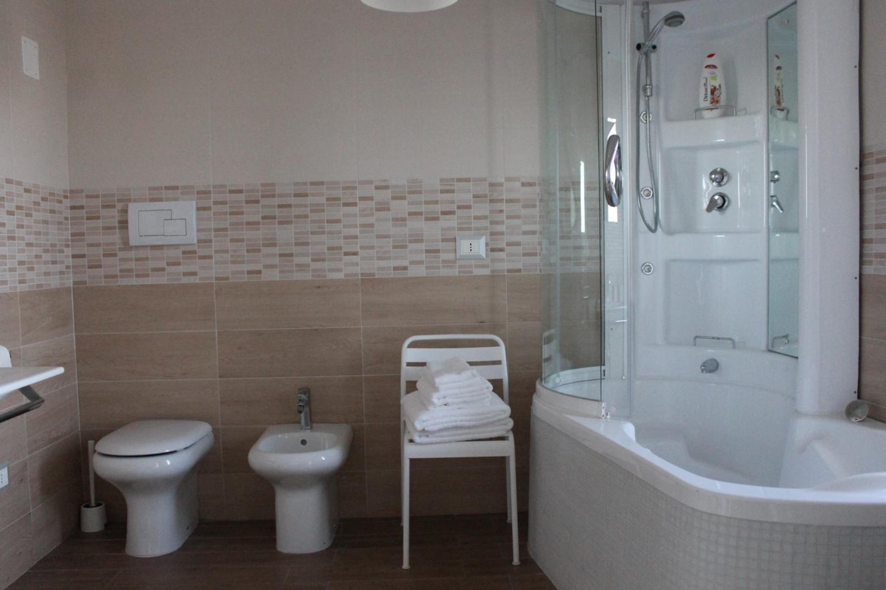 Deluxe Double Room with Bath - Photo 4