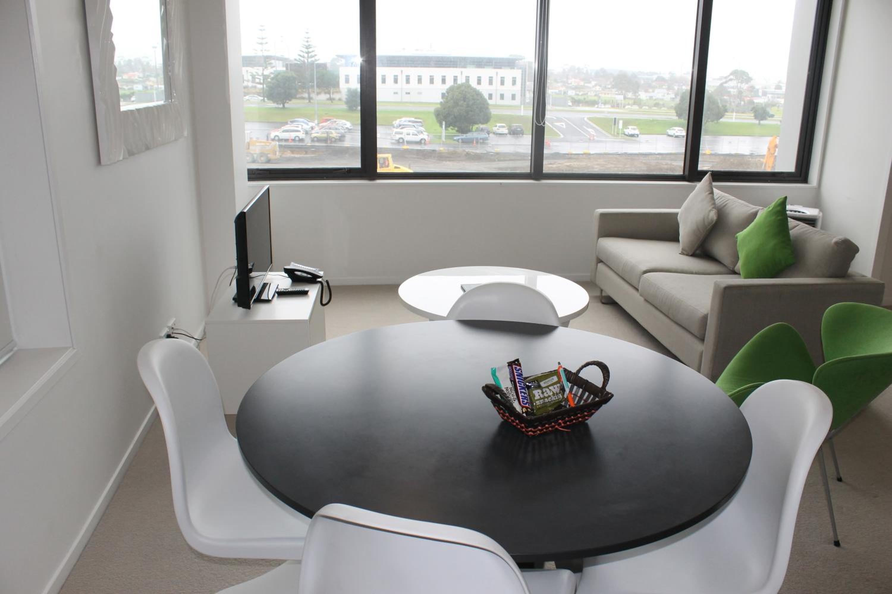 Three-Bedroom Apartment with View photo 2
