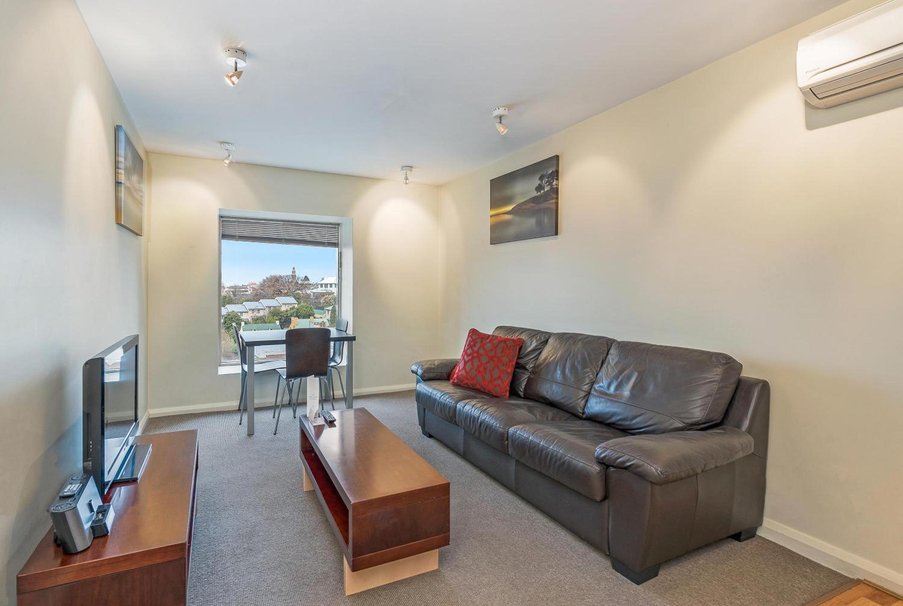 Studio Apartment thumbnail 6