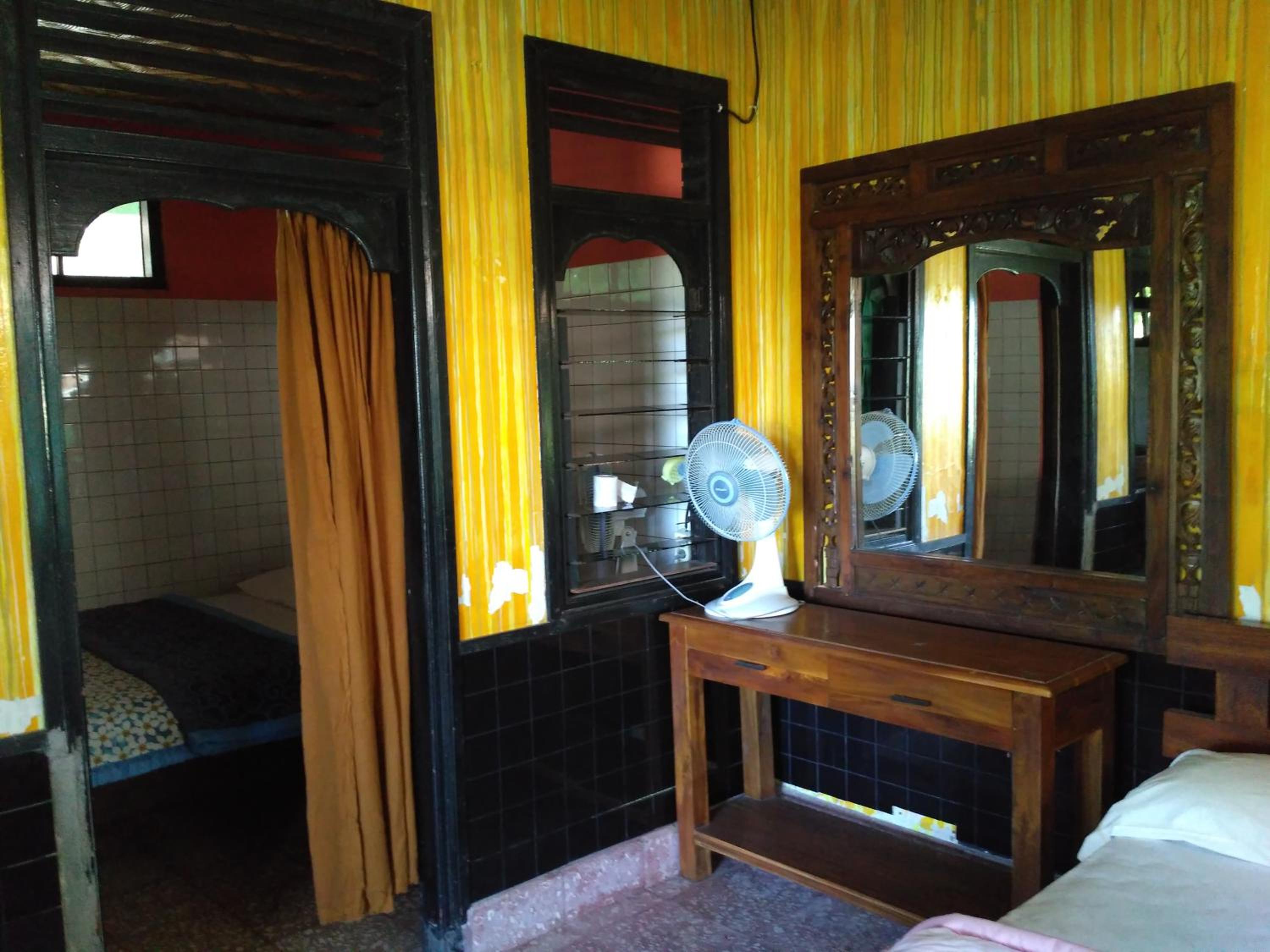 Family Room with Garden View - Photo 7
