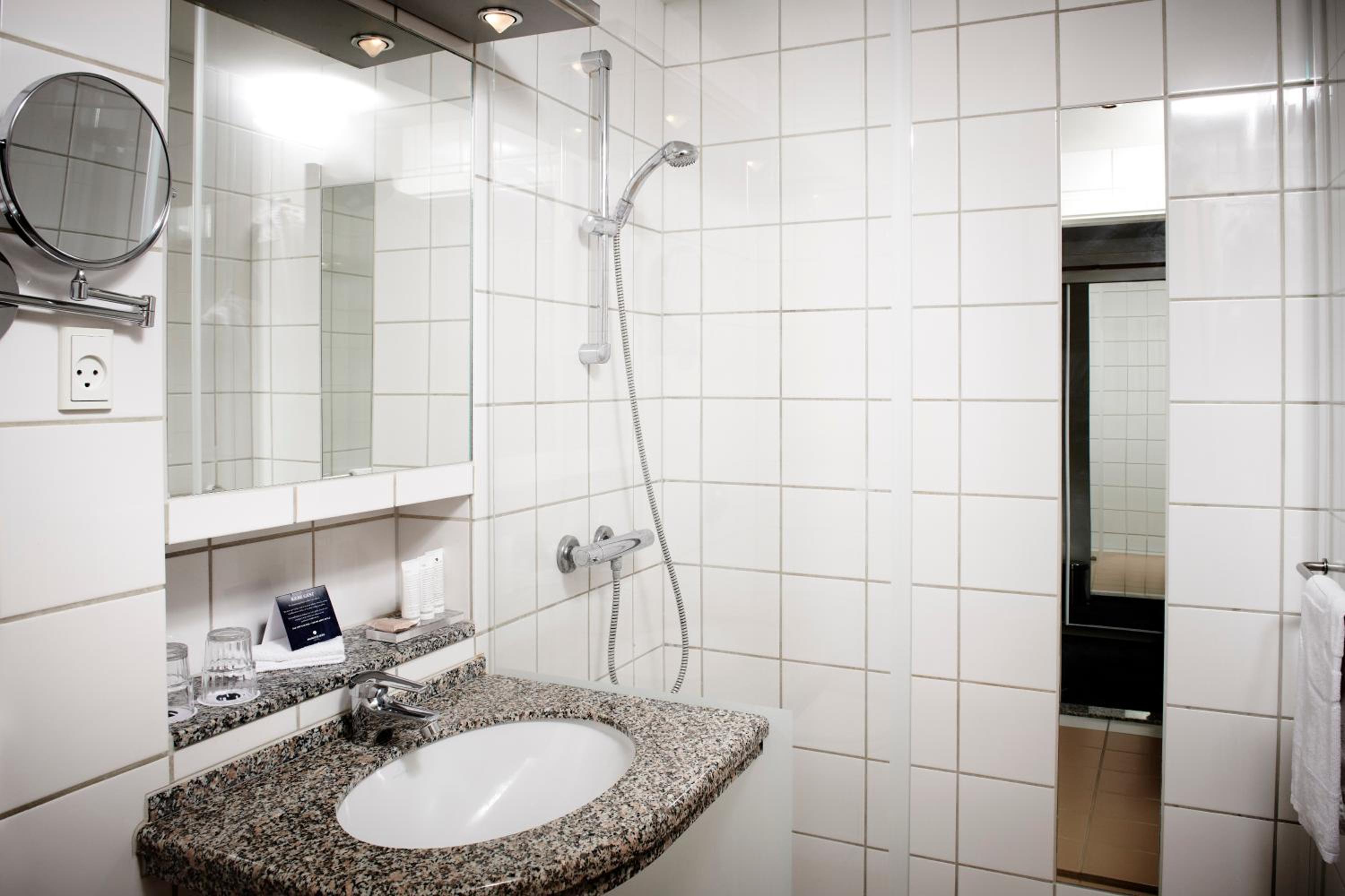 Double or Twin Room - Photo 9