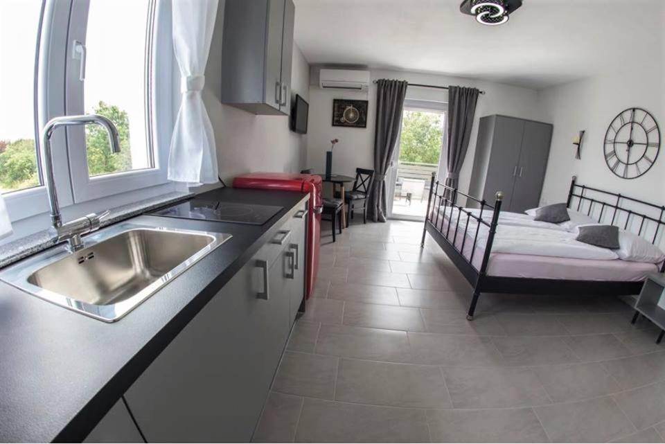 Deluxe Double Room (2 Adults + 1 Child) photo 3