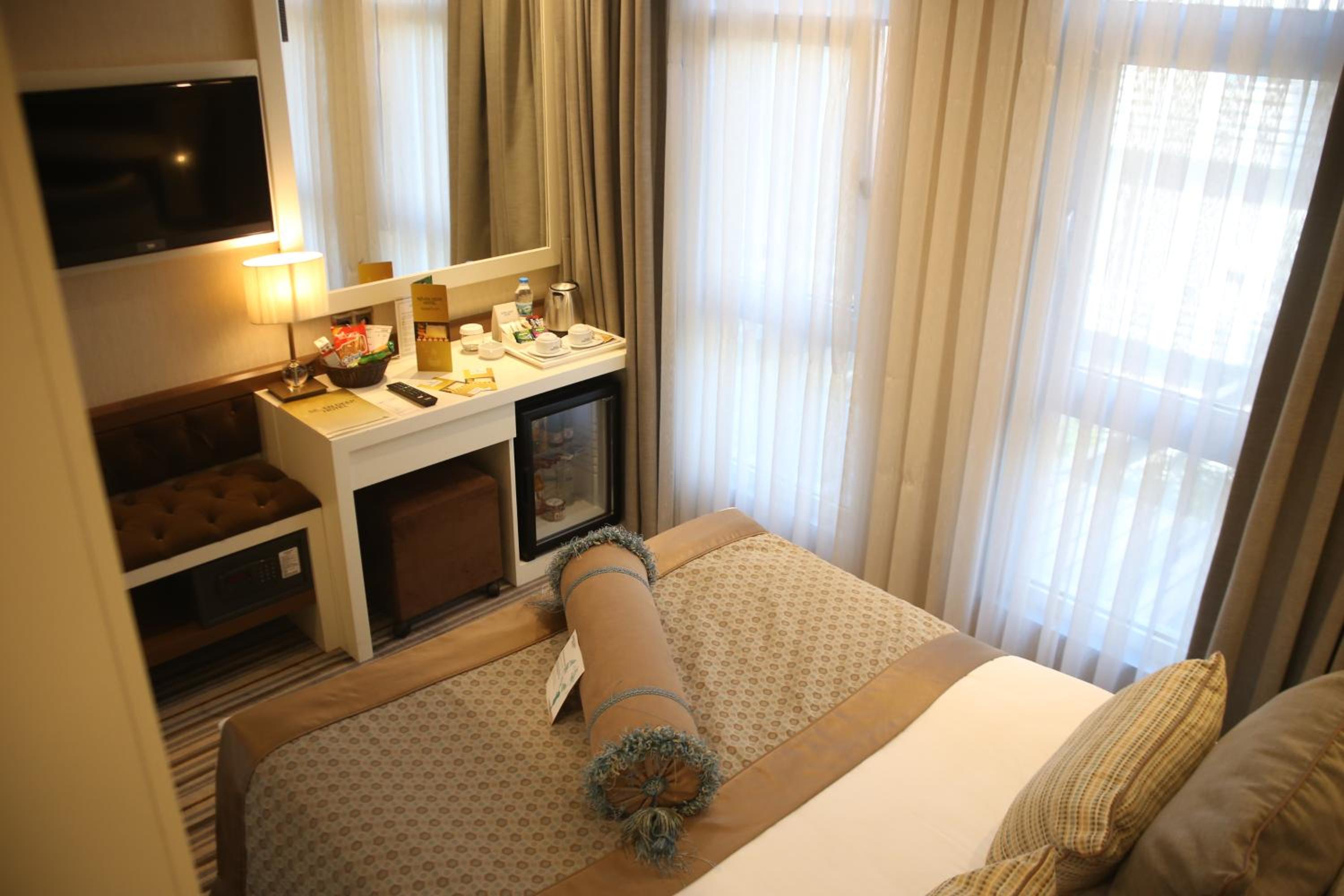 Deluxe Room - Photo 6