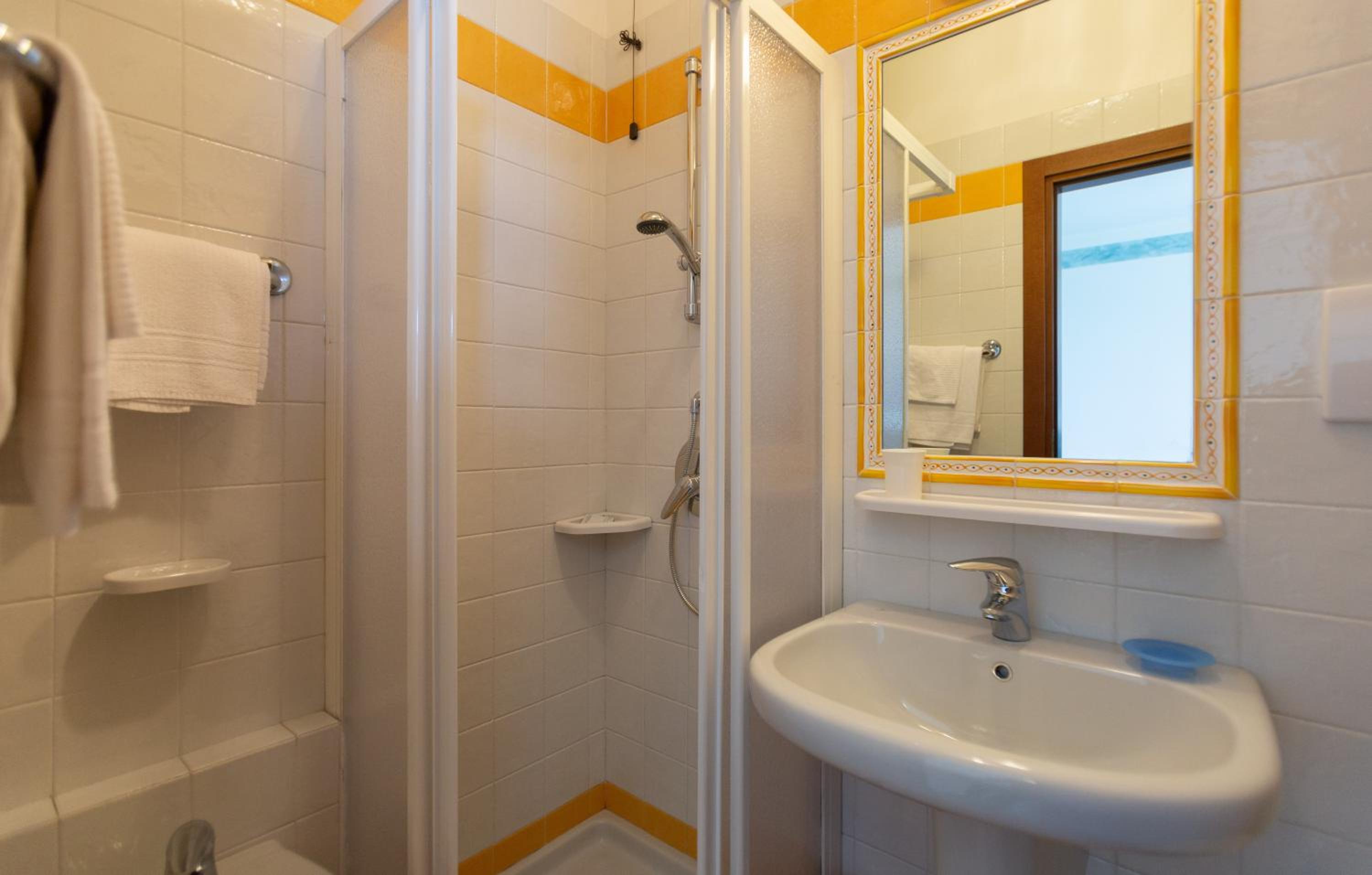 Double Room with Lake View - Photo 5