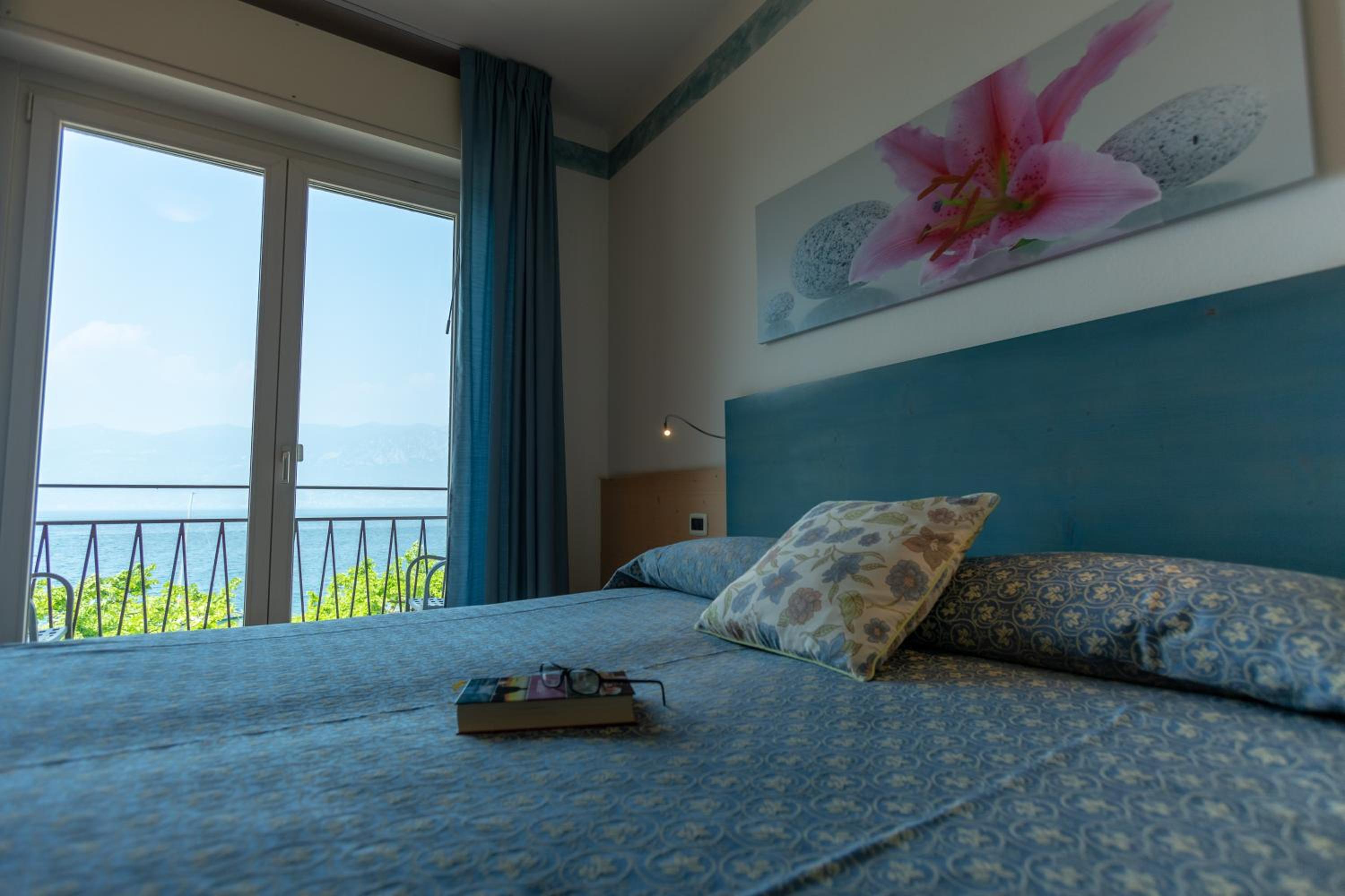 Double Room with Lake View - Photo 2