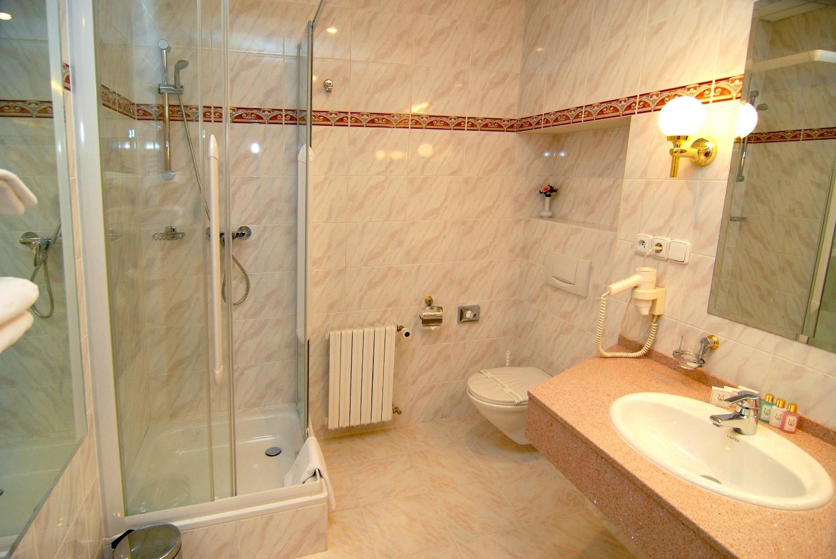 Double or Twin Room thumbnail 6