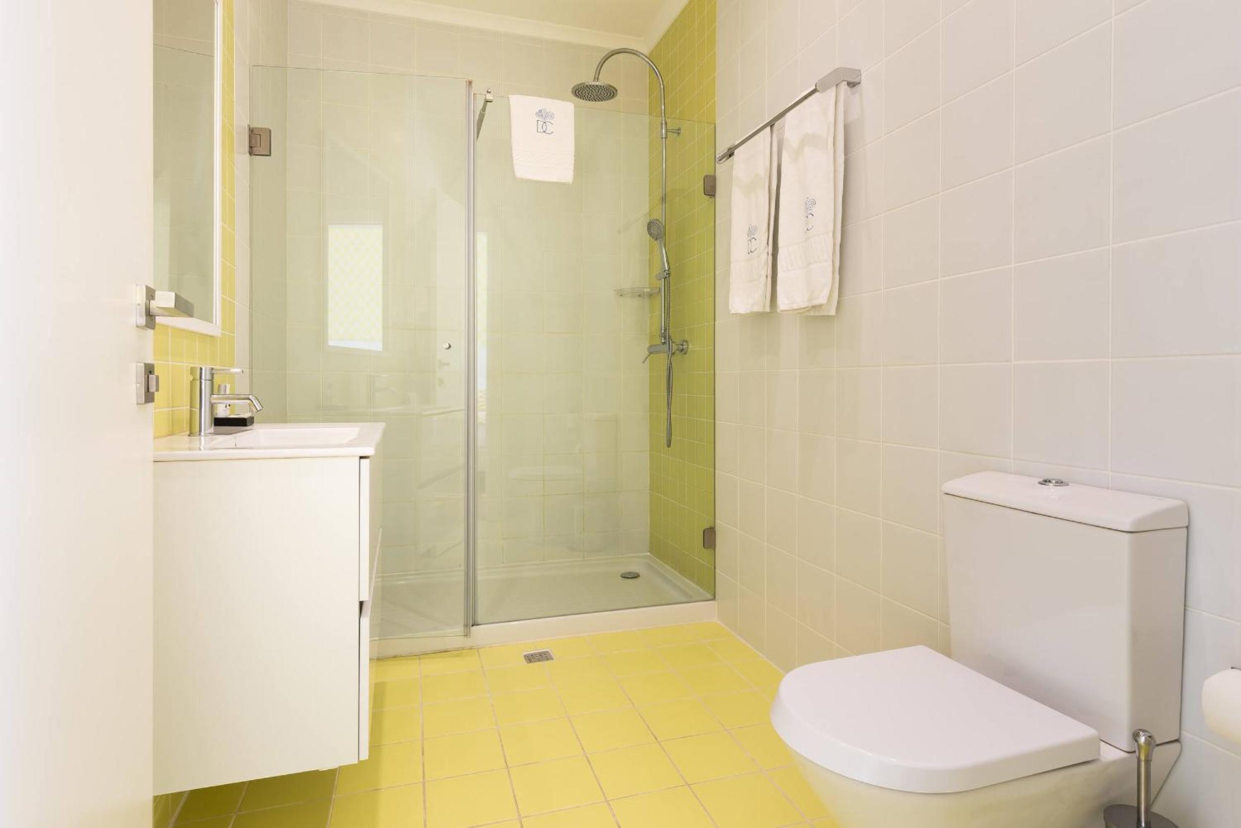 Studio Apartment with Side View photo 3