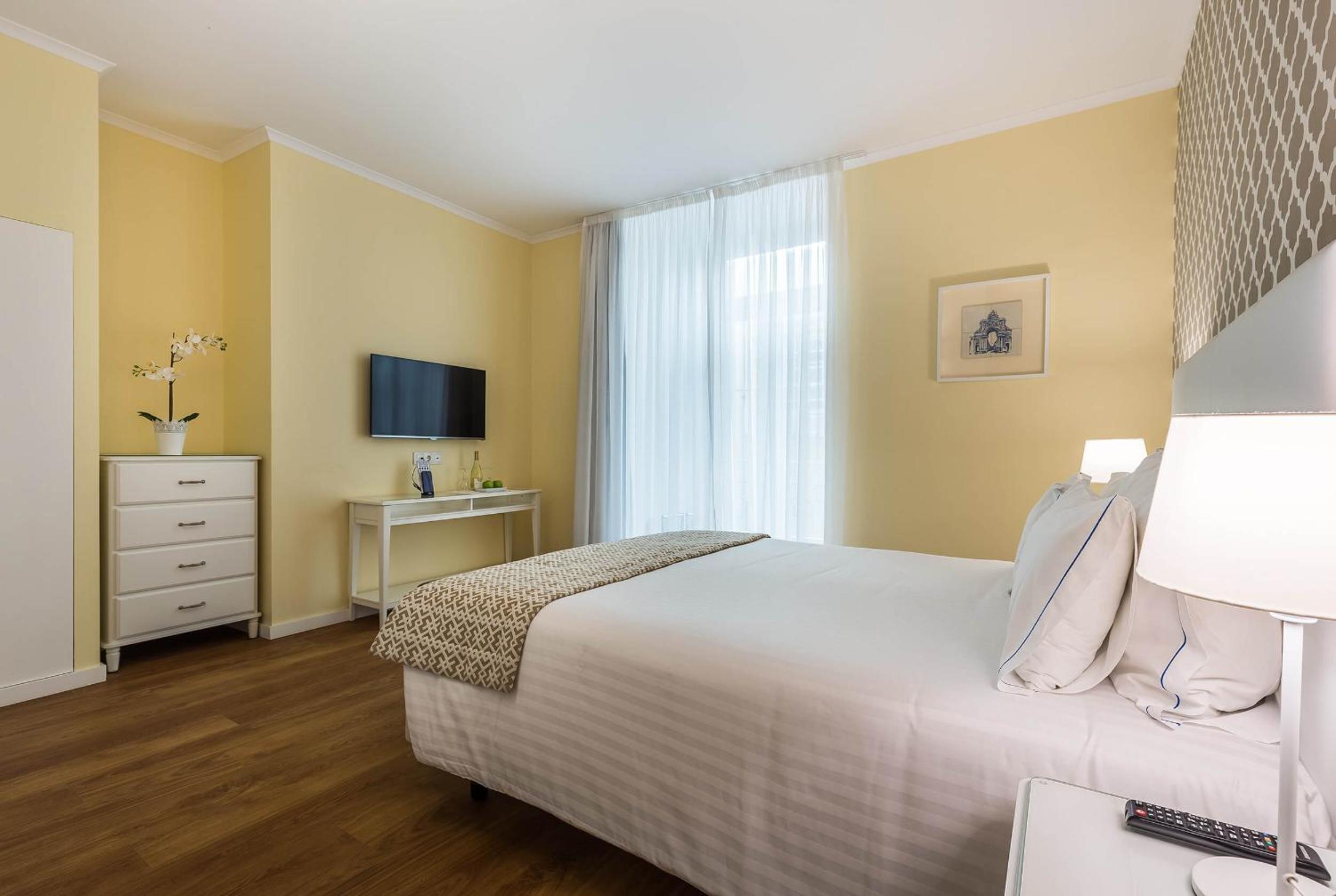 Studio Apartment with Side View photo 1