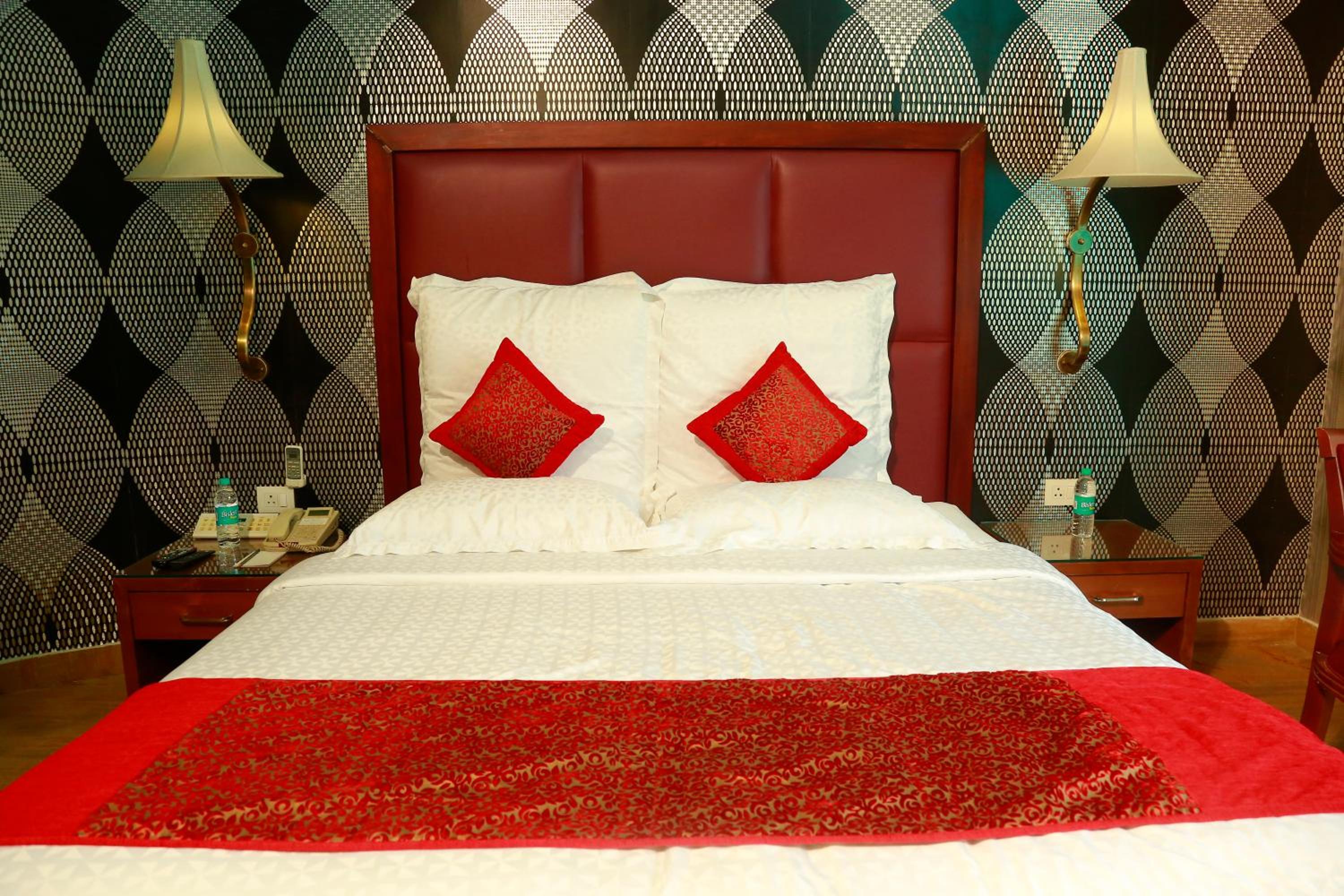 Grand Deluxe Rooms with Direct Pool Access photo 3
