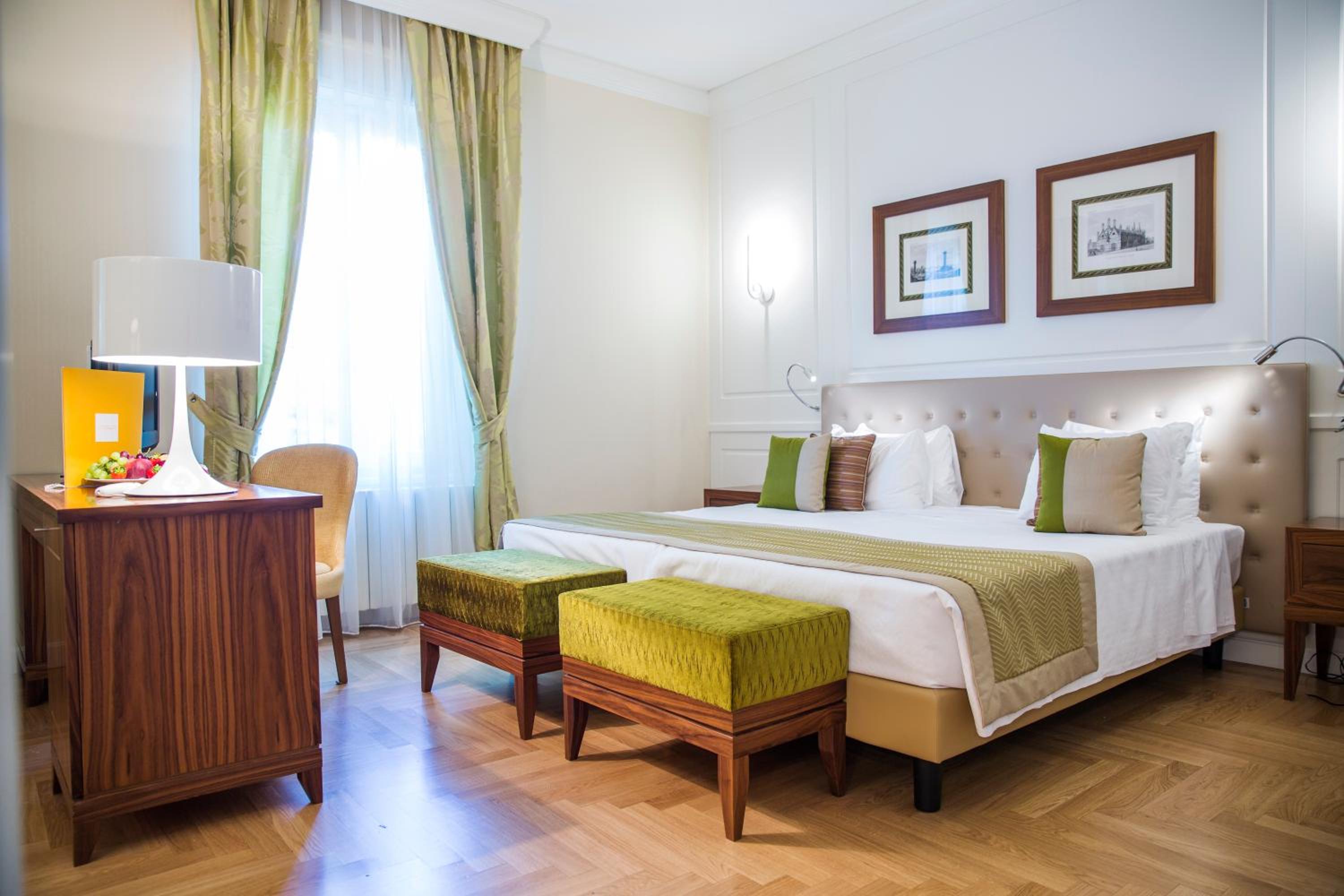 Executive Double Room with Balcony - Photo 6